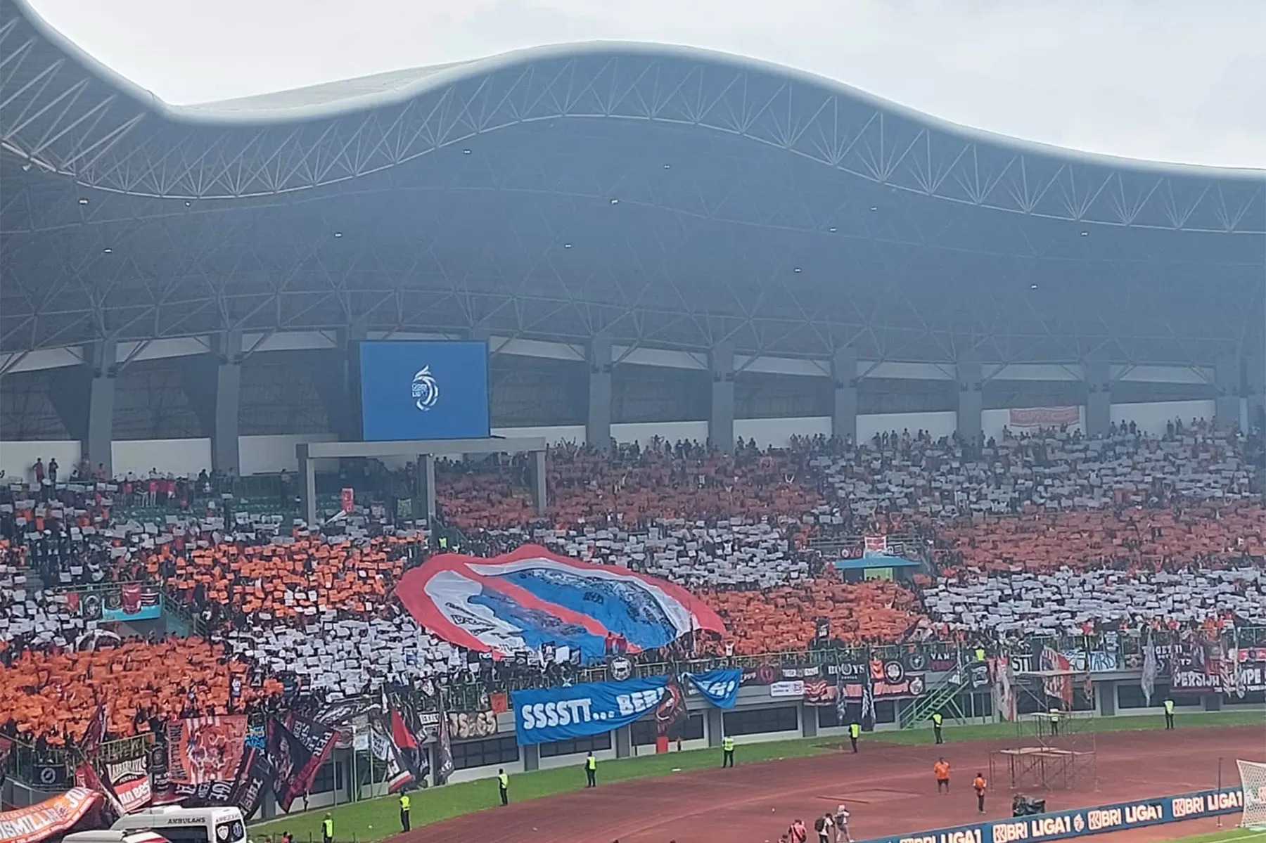 Kelompok suporter the Jakmania menunjukkan tiga koreo kreatif saat duel Persija Jakarta vs Persib Bandung.