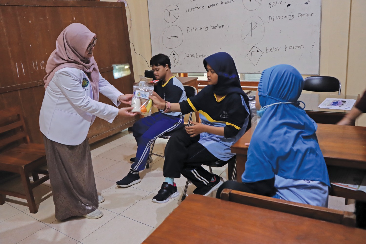 CEK KONDISI MAKANAN: Sebelum mengonsumsi makanan harus dipastikan benar-benar higienis.`