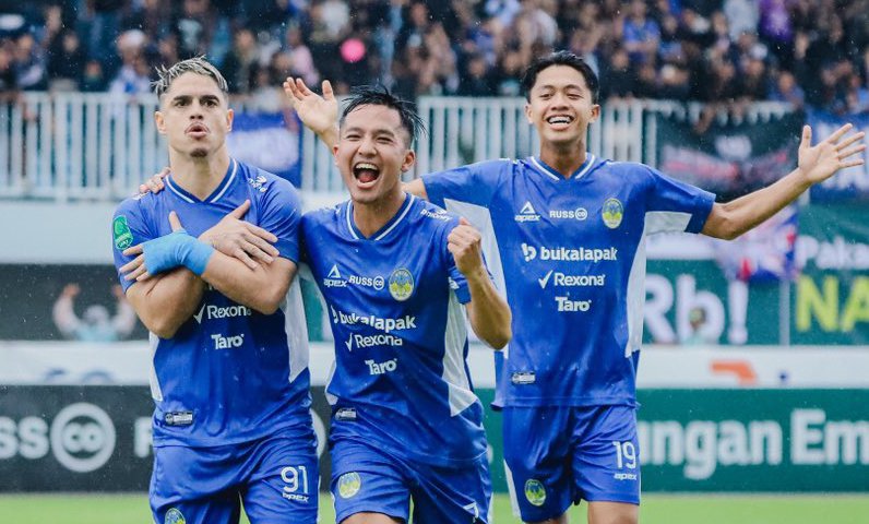 Para pemain PSIM Jogja melakukan selebrasi ke gawang PSPS Pekanbaru di Stadion Mandala Krida (17/2/2025).