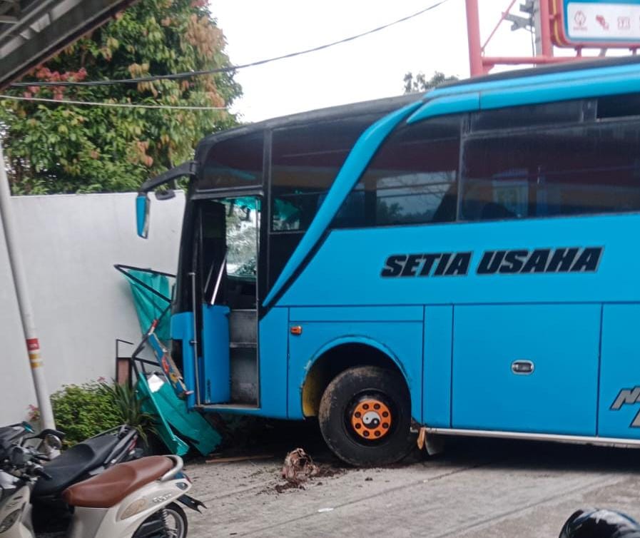 Kios es teh di depan minimarket daerah Somokado, Tawangmangu, Karanganyar hancur ditabrak Bus Setia Usaha, Senin (17/2).