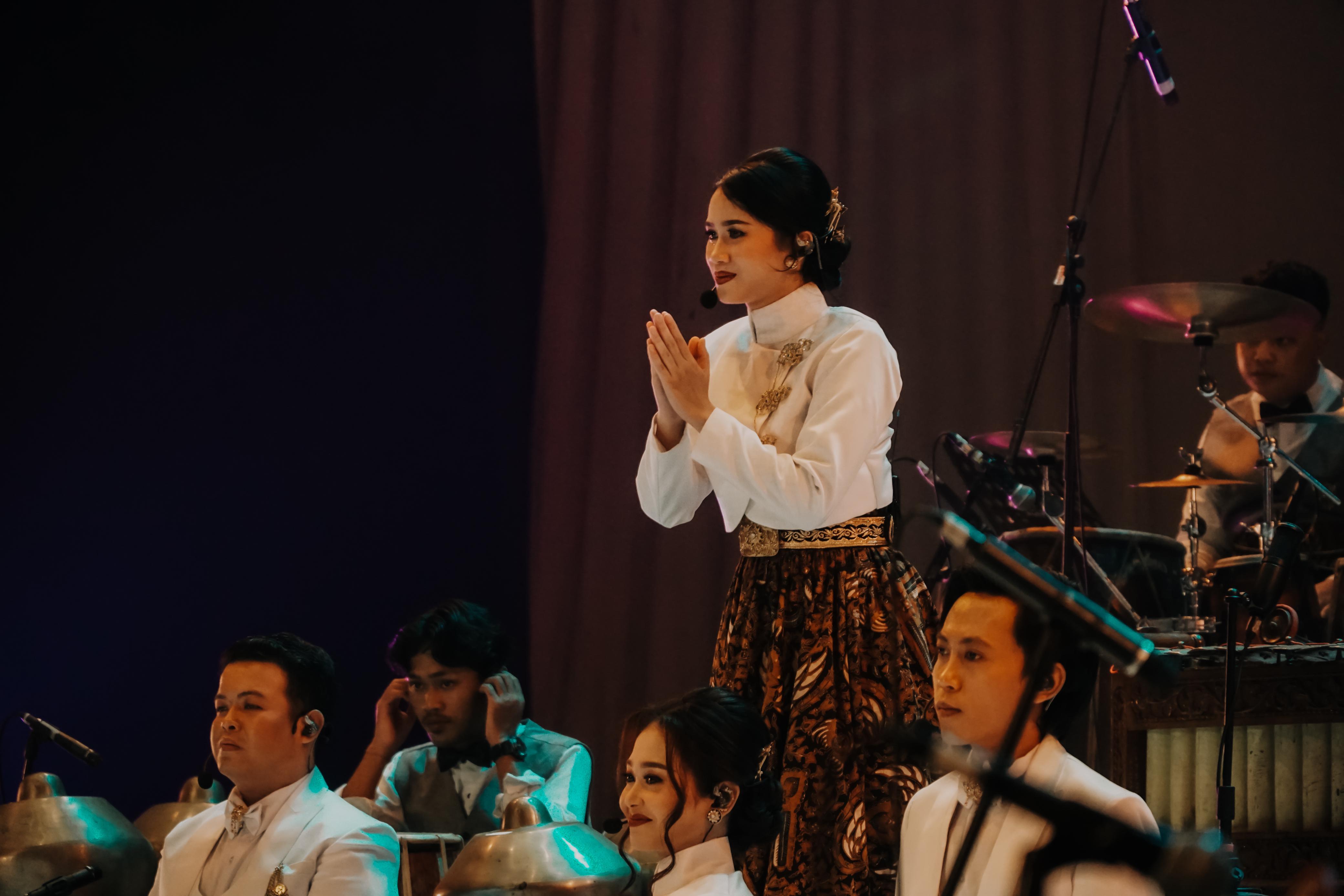 Dian Munashiroh pentaskan karya musik "Samsmara: Interpretasi Kisah Kunthi di Teater Besar Gendhon Humardani Institut Seni Indonesia (ISI) Surakarta, Jumat (6/12/2024).