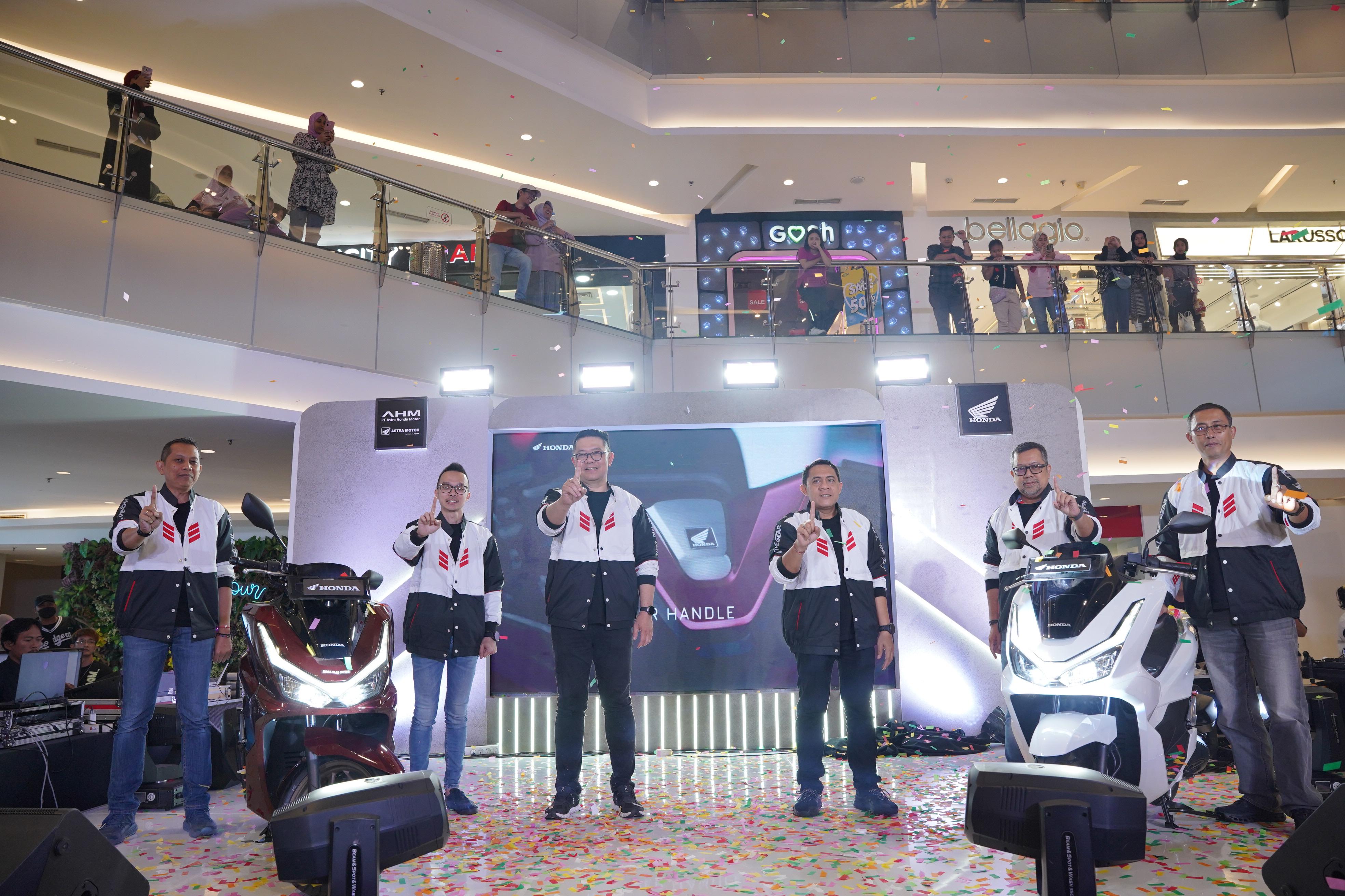 Dari kiri, Erie Kurnia Customer Care Manager; Henry S. Marketing Manager; Ronaldo W. Region Head; I Nyoman Sukadana Adfin Manager, M. Yusuf Retail Manager, Iko F. Parts Manager hadiri launcing.