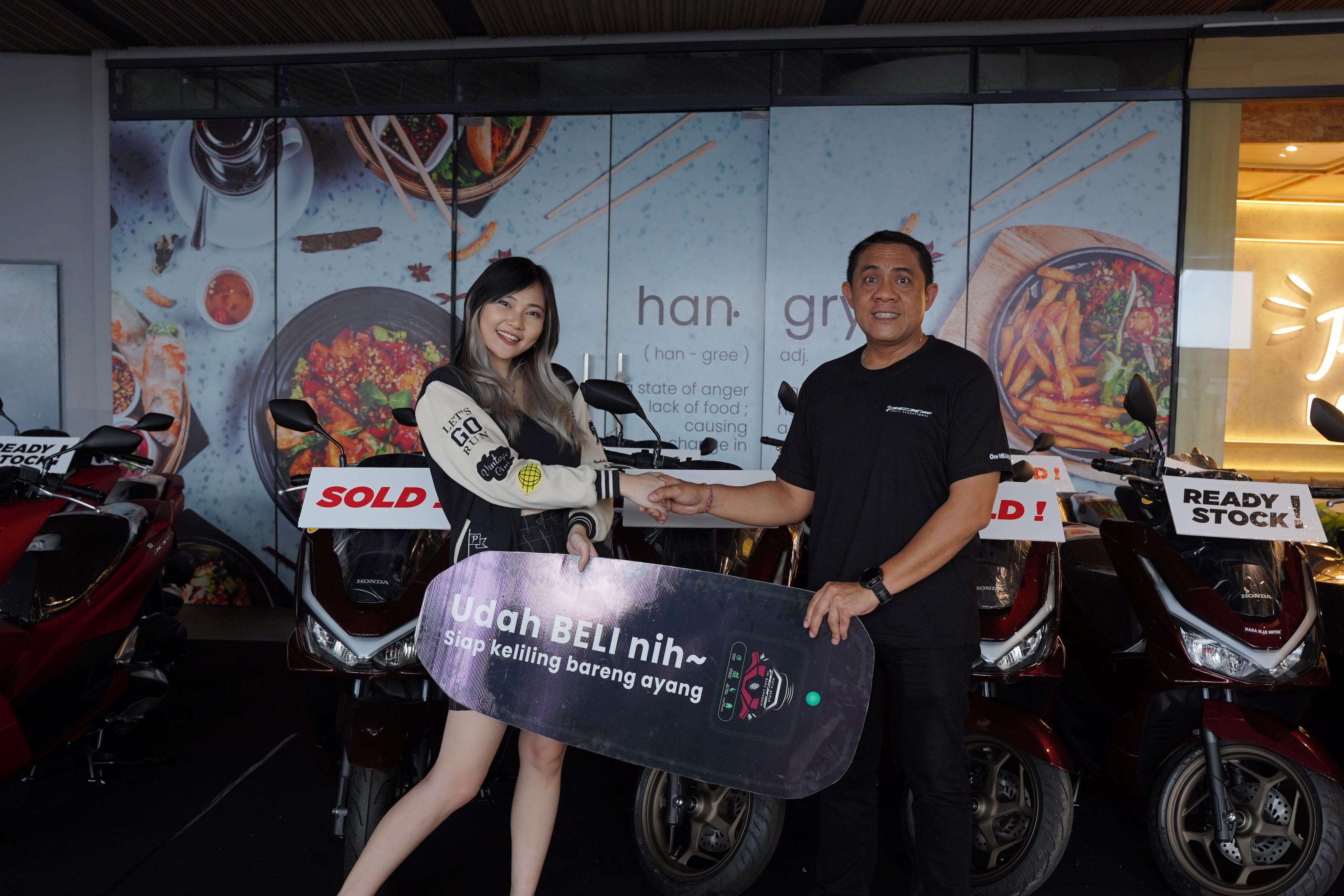 Pengunjung beli New Honda PCX 160 berfoto bersama dengan Management Astra Motor Jateng.