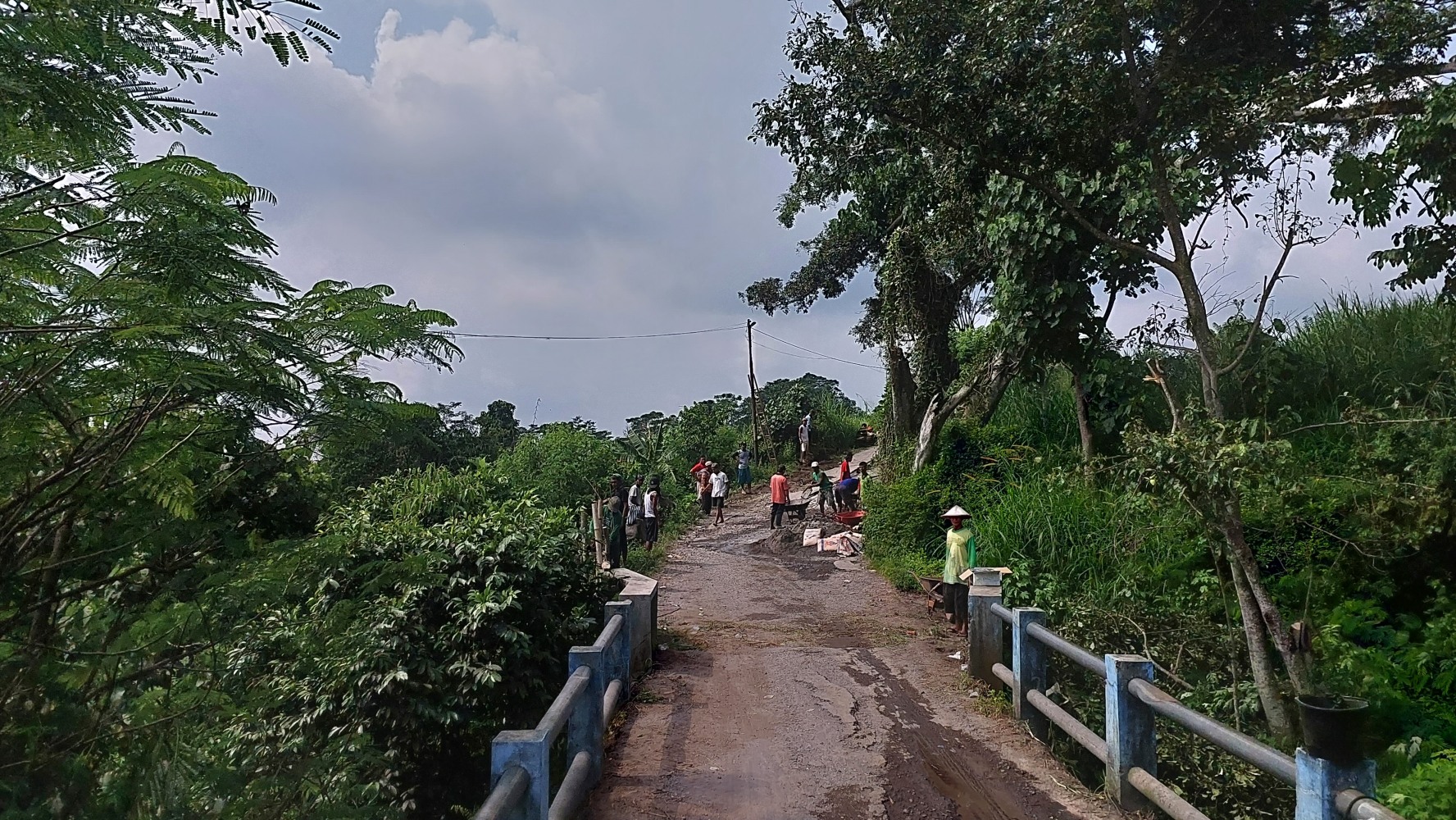 GOTONG ROYONG: Warga memperbaiki akses jalan menuju Jembatan Jelok di Desa Jelok, Kecamatan Cepogo, Kabupaten Boyolali, belum lama ini.
