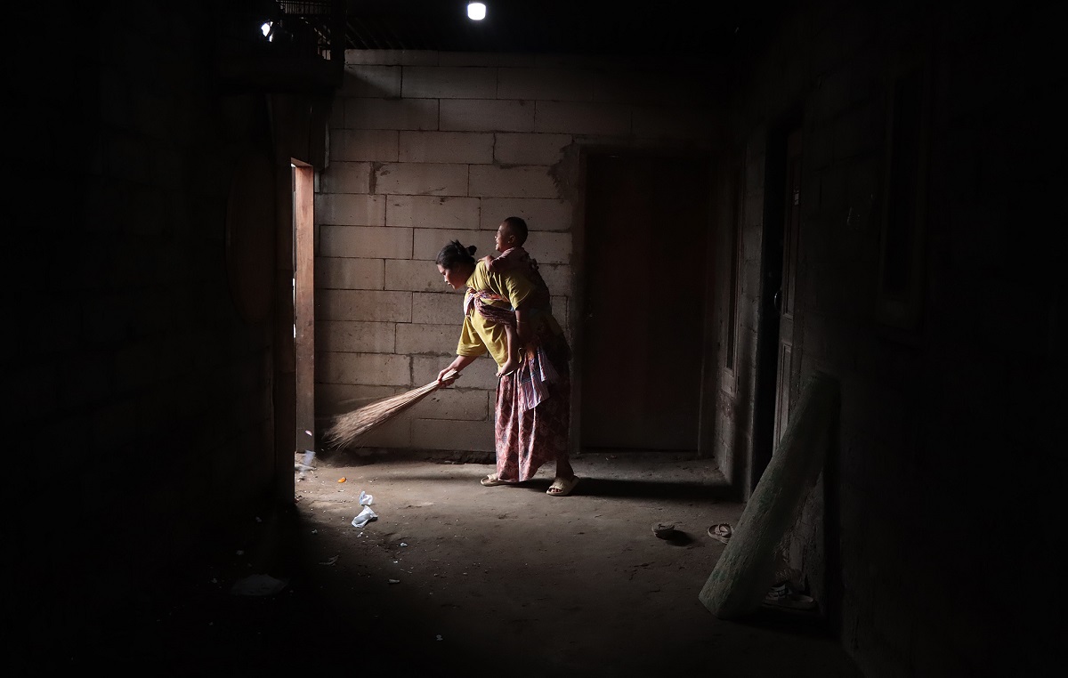 Bersihkan rumah untuk menyambut kedatangan kerabat dan tetangga.