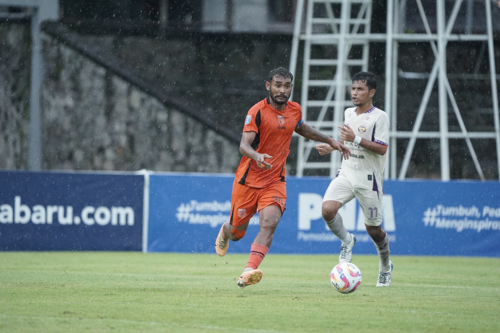 LEGA: Para pemain Tornado FC merayakan gol di Stadion Sriwedari, Senin (17/2/2025).