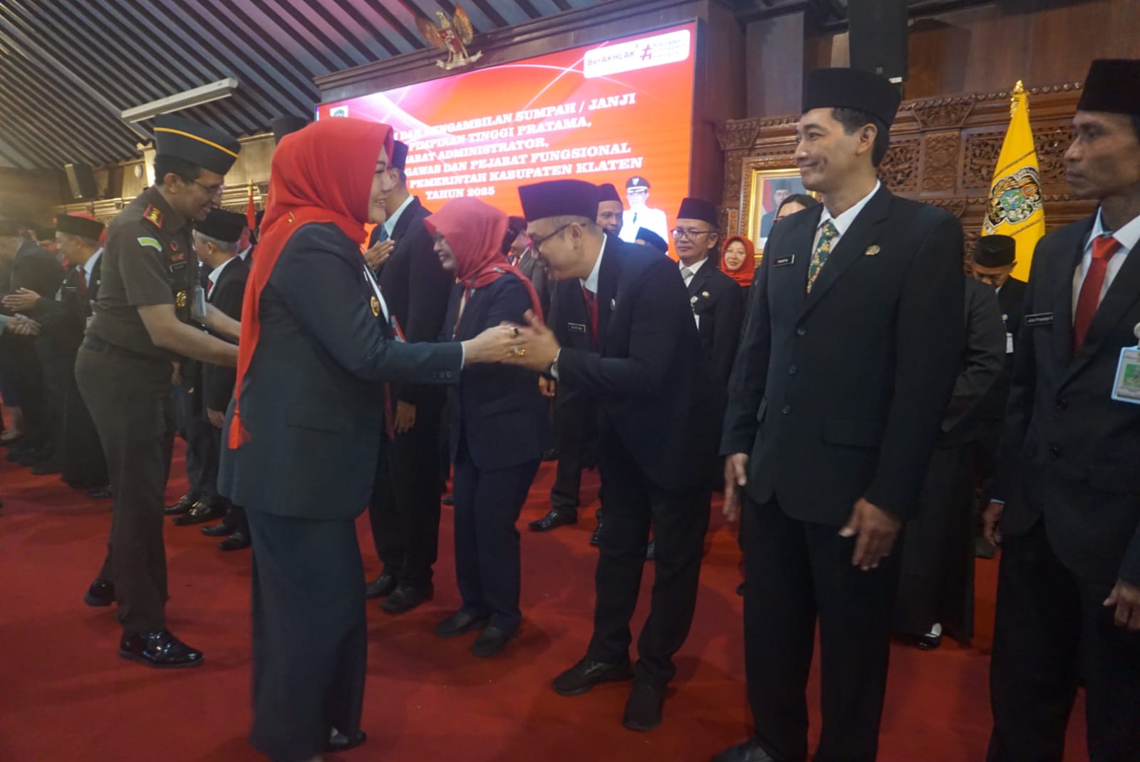 Bupati Klaten Sri Mulyani memberikan ucapan selamat kepada pejabat yang dilantik di Pendapa Pemkab Klaten, Senin (17/2/2025).