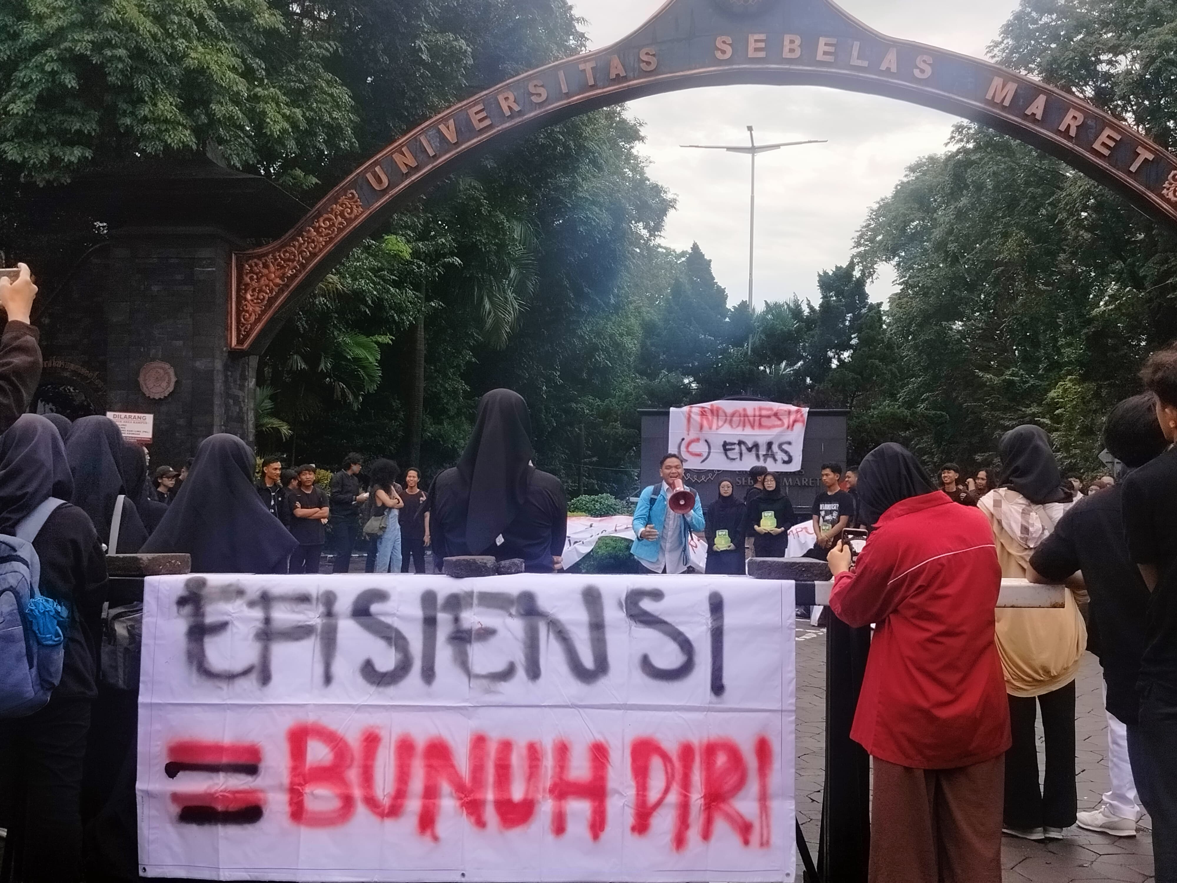 BEM UNS gelar aksi di Boulevard, Senin (17/2/2025). Mereka mengkritisi kebijakan efisiensi anggaran.