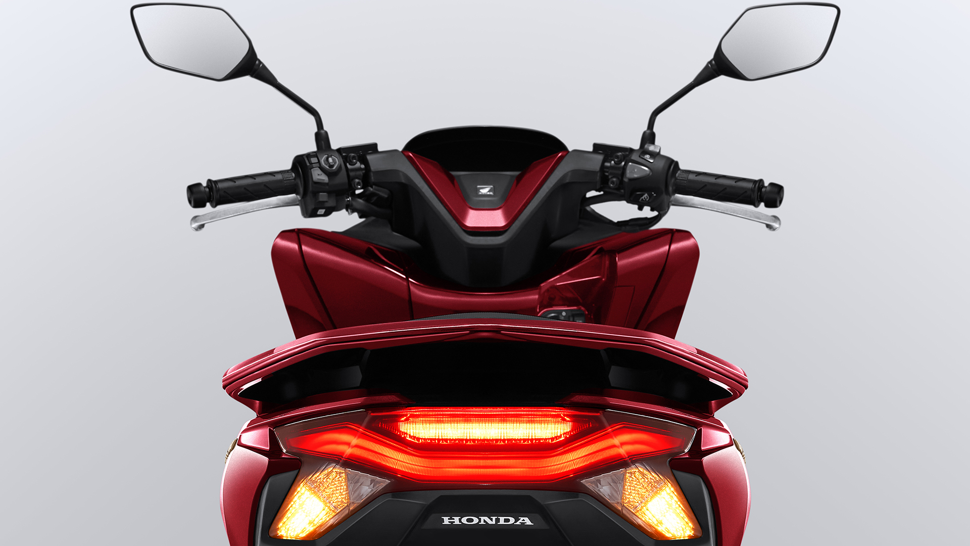 Stang kini memiliki penutup (cover) yang lebih ramping dan aerodinamis, memberikan kesan modern dan futuristik.
