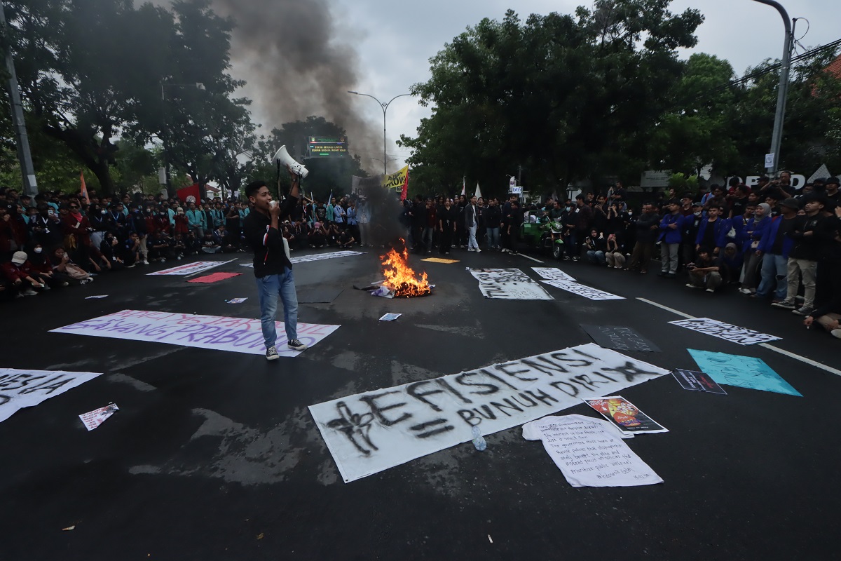 mahasiswa dari berbagai perguruan tinggi di Solo Raya turun ke jalan dan menggelar demonstrasi di depan Gedung DPRD Solo, Rabu (19/2/2025) sore.
