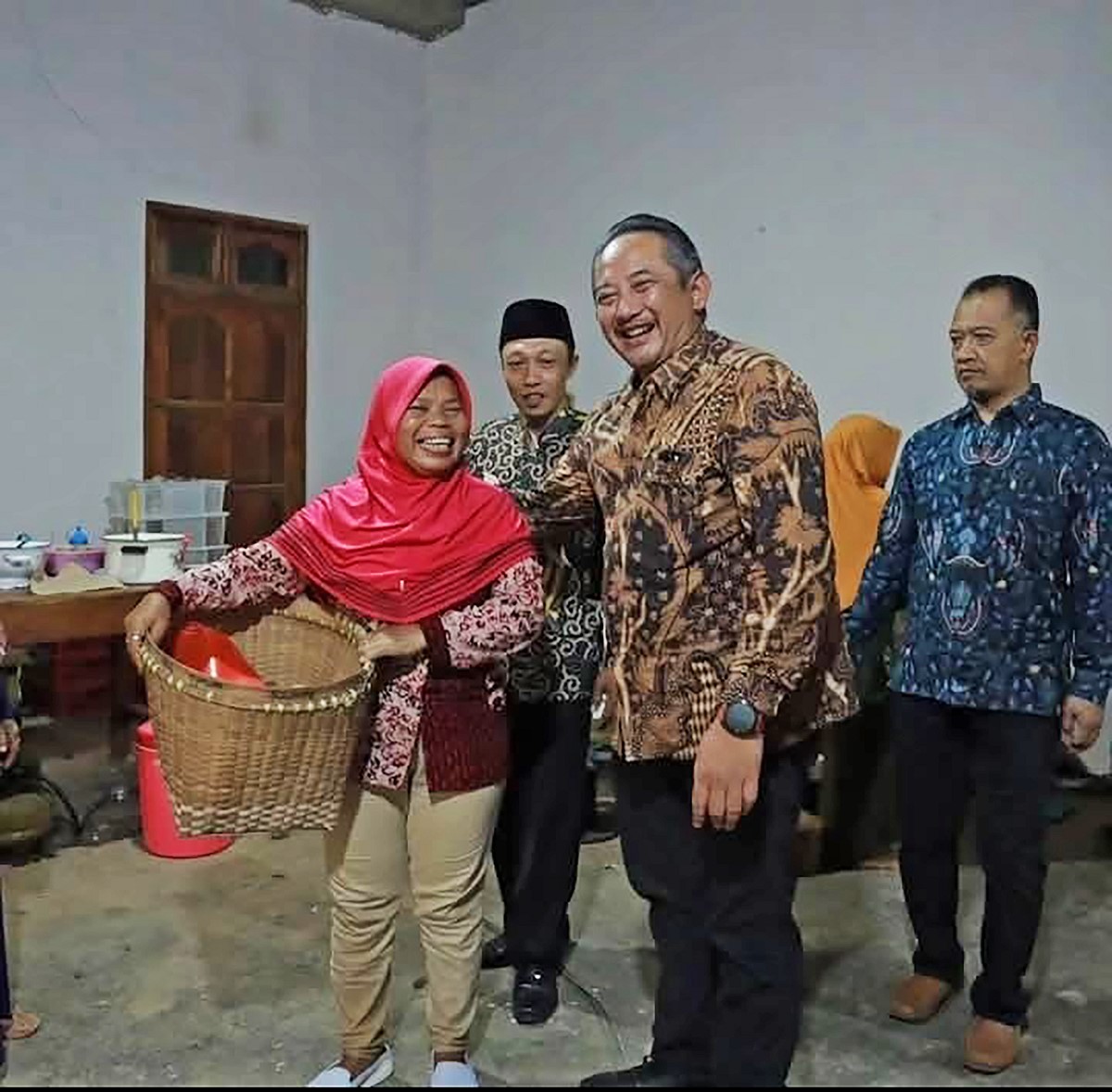 Rober Christanto berinteraksi dengan masyarakat.
