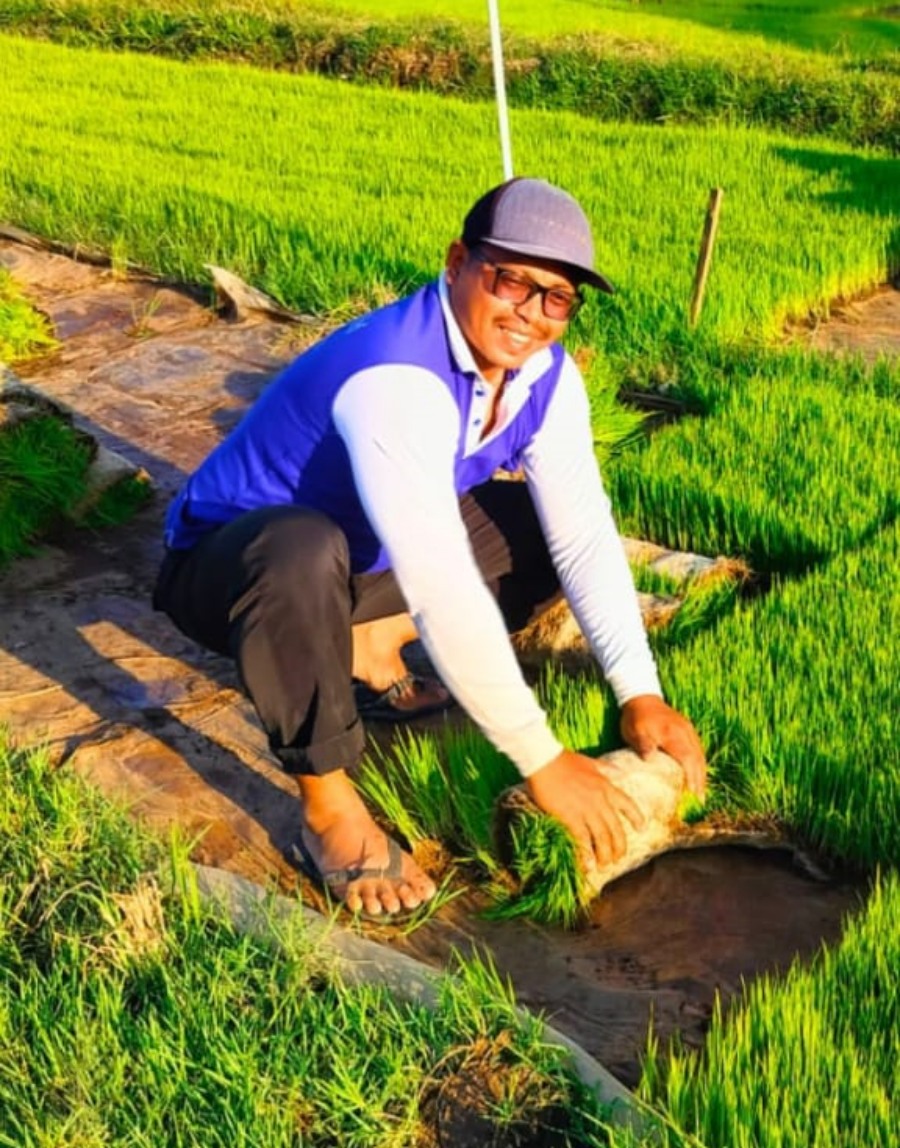 Budi Santoso, petani milenial Jatisobo, sukses meningkatkan omzet berkat bisnis persemaian bibit padi.