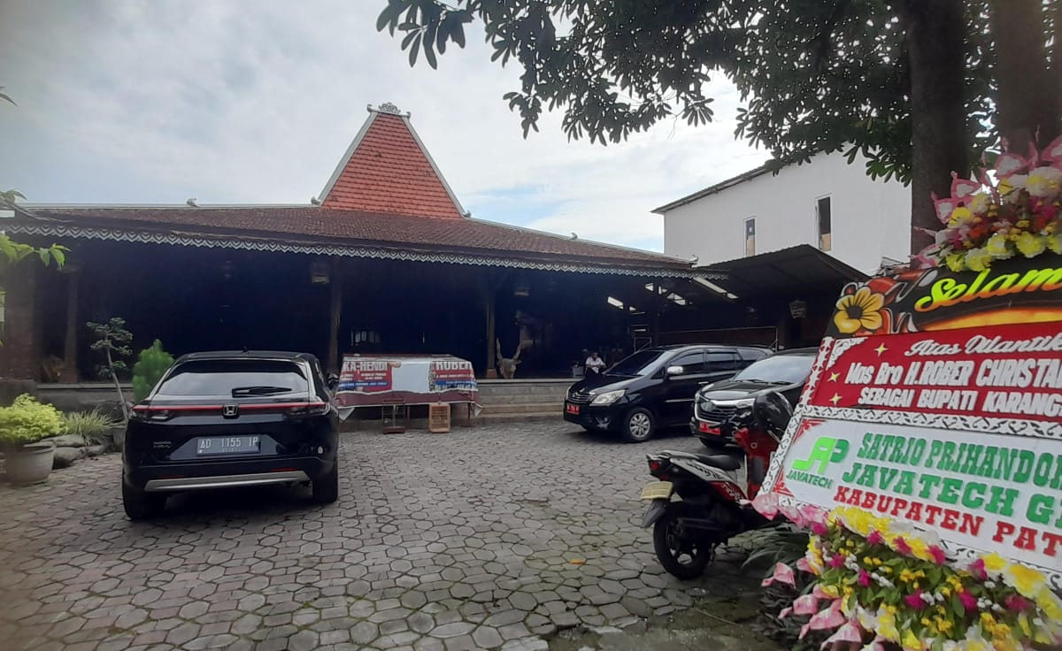 Suasana di Joglo Dawam, kompleks rumah pribadi Bupati terpilih Karanganyar&nbsp;Rober Christanto yang akan diselenggarakan nonbar pelantikan&nbsp;Bupati dan Wakil Bupati terpilih, Rabu (19/2/2025).