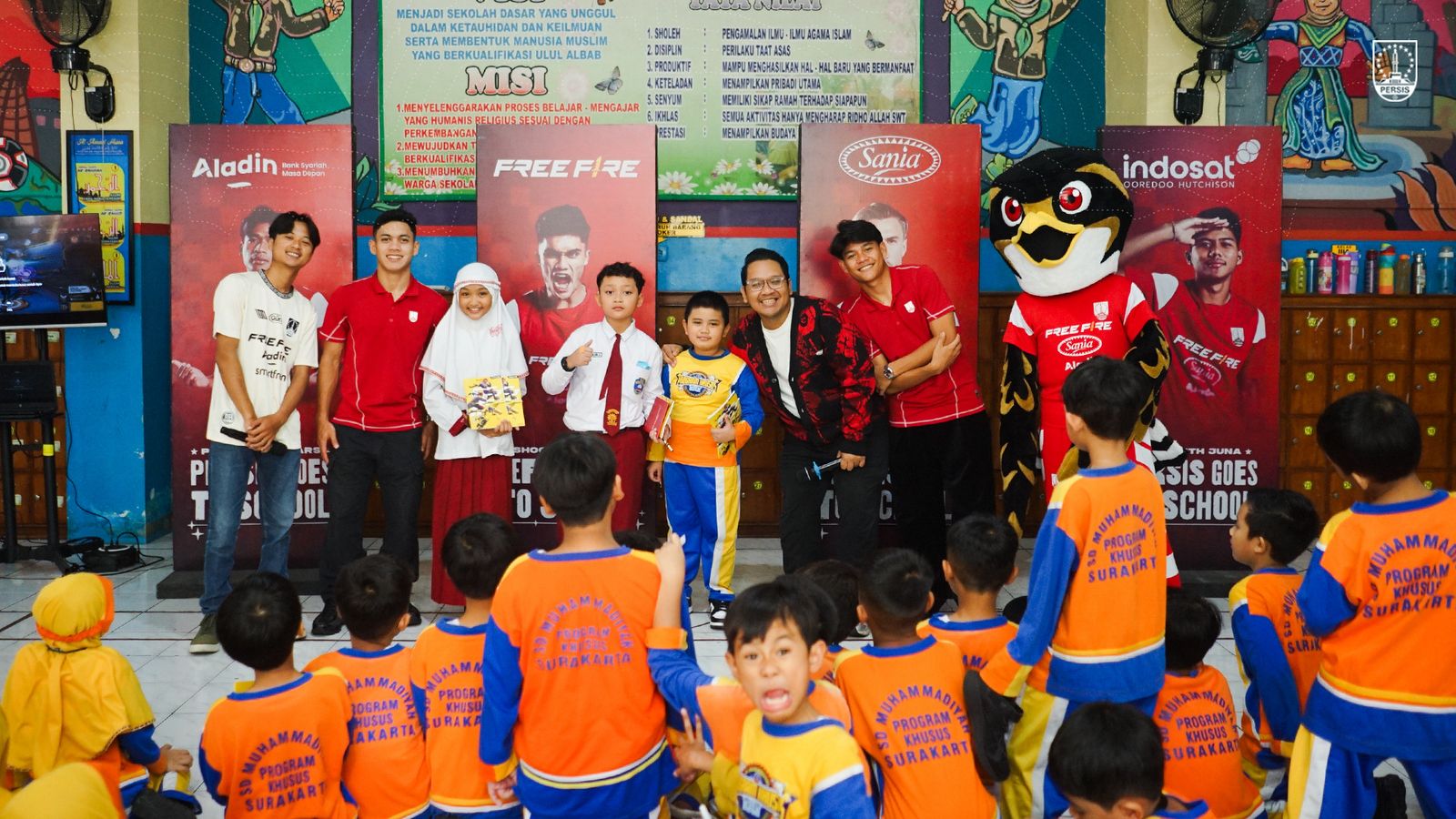 MEMOTIVASI: Gelandang Zanadin Fariz dan Althaf Indie turun menghadiri Persis Goes to School di salah satu sekolah di Kota Solo, Selasa (18/2).