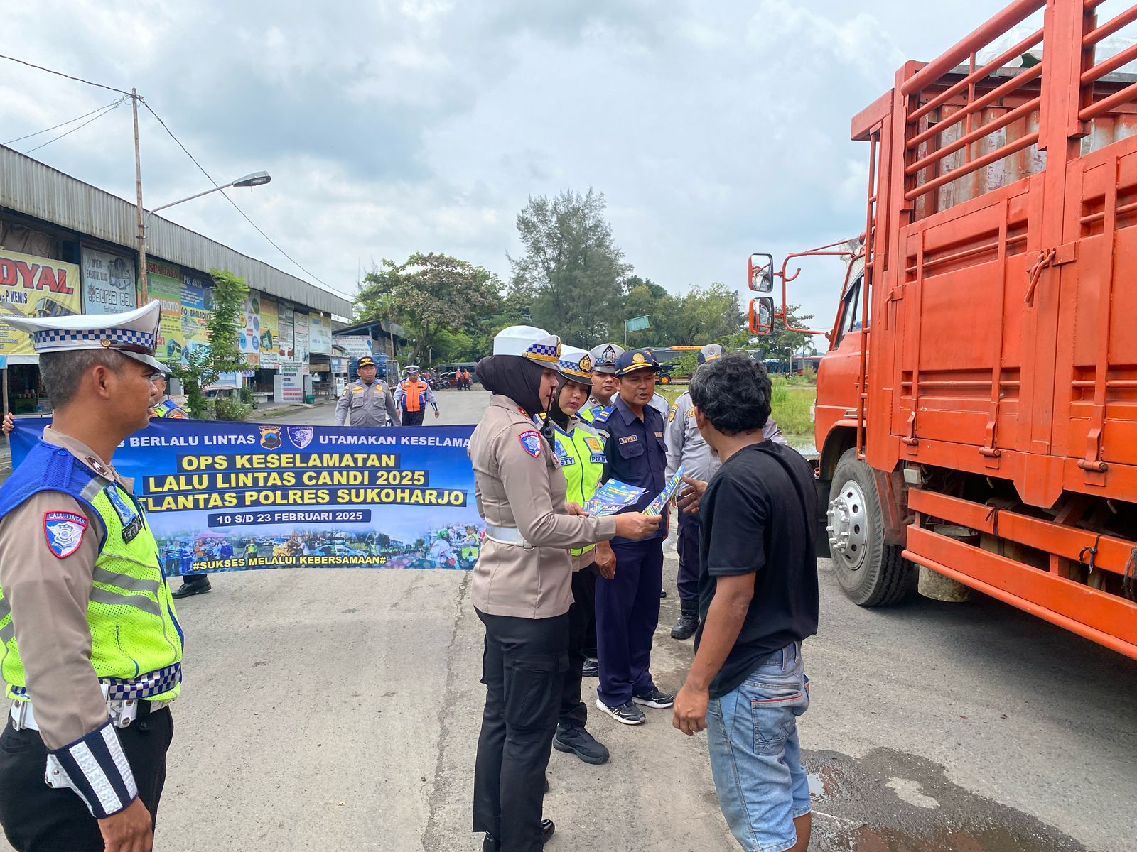 Tim gabungan periksa bus dan angkutan barang dalam Ram Check di Terminal Kartasura dalam OKC 2025, Rabu (19/2/2025).