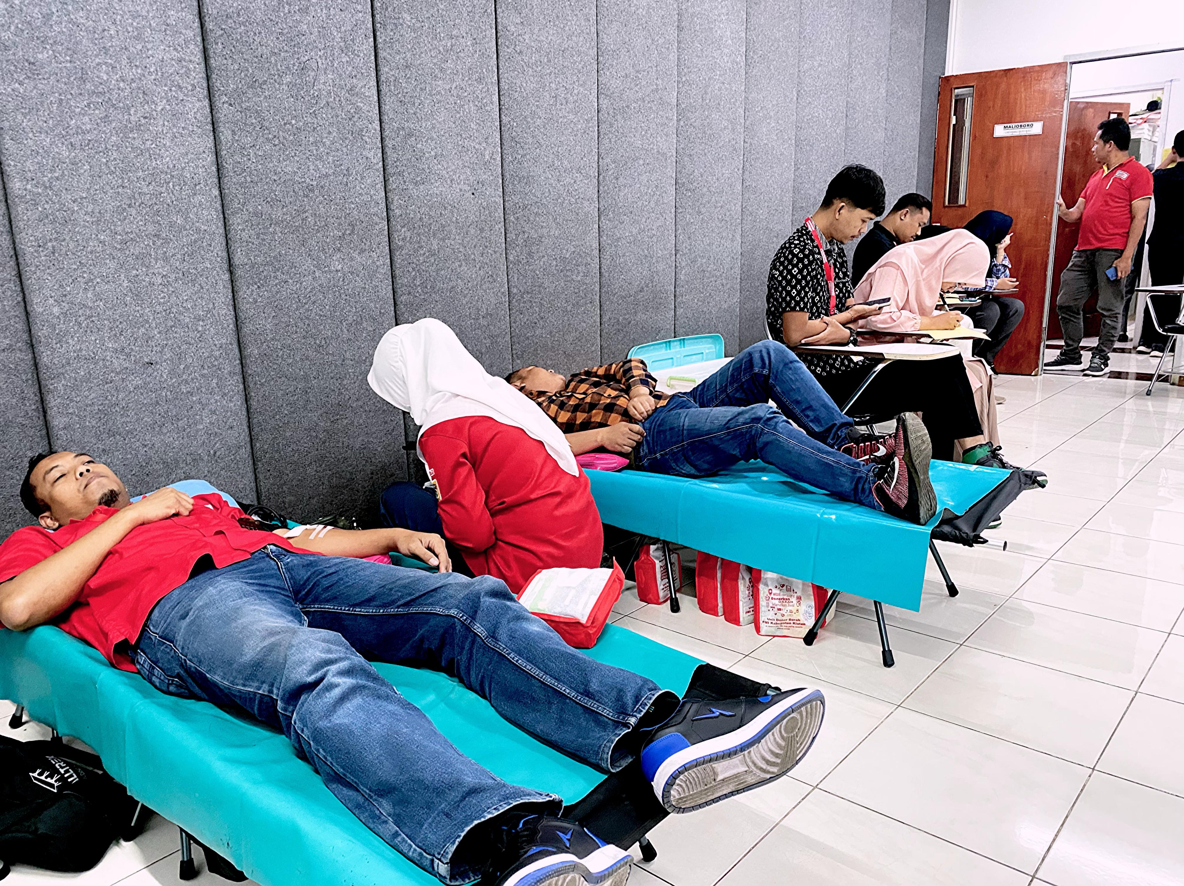 Donor darah hasil kerja bareng PMI dan Alfamart Klaten mengangkat tema &ldquo;Setetes Darah Untuk Pertiwi&rdquo;. Kegiatan sosial ini bermanfaat langsung bagi masyarakat.