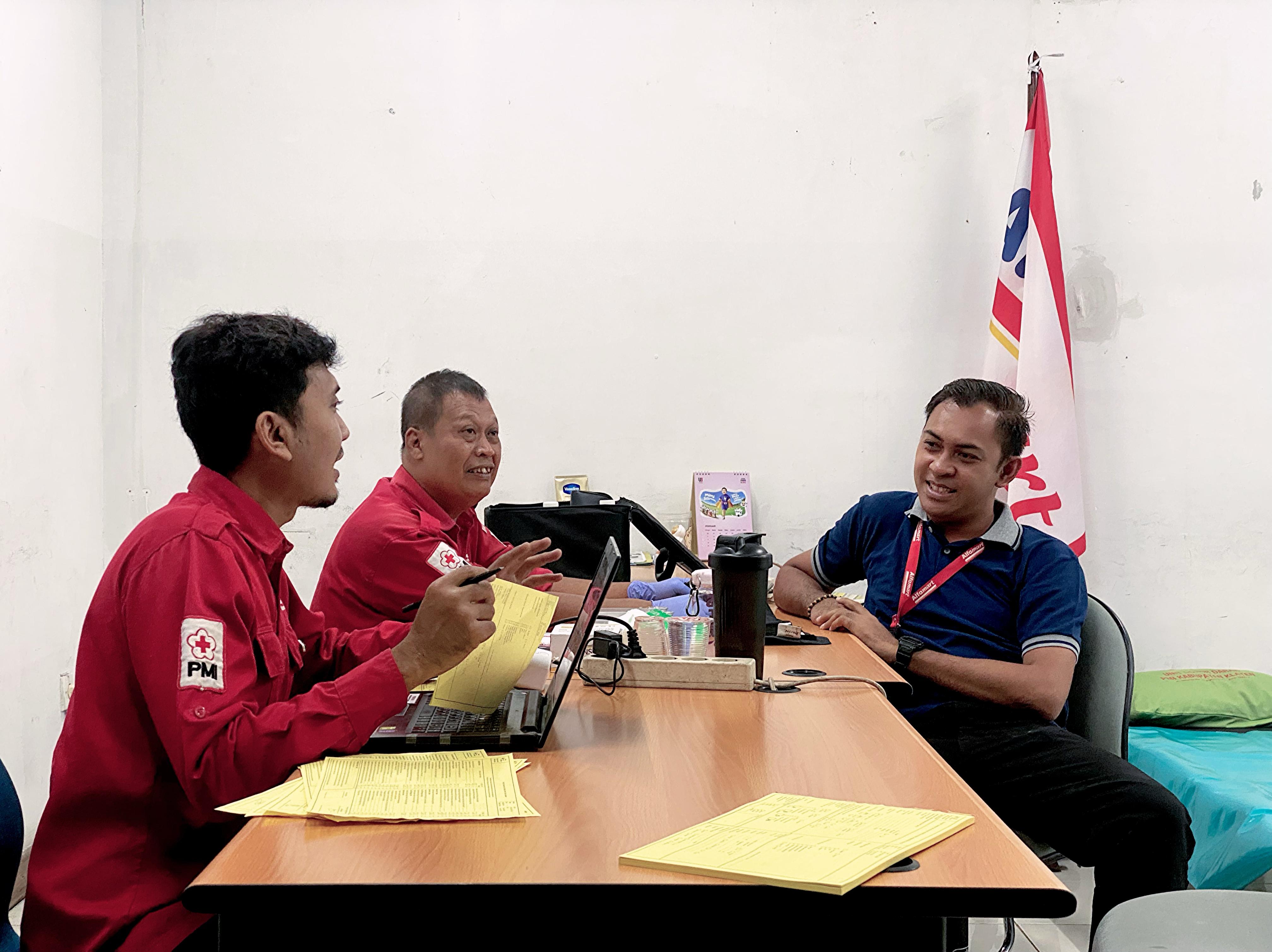 Wawancara mengenai riwayat kesehatan dan pemeriksaan fisik demi memastikan bahwa peserta donor darah memenuhi persyaratan.