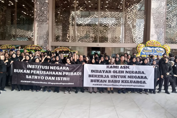 Puluhan pegawai memprotes Mendikti Saintek kala itu Satryo Soemantri Brodjonegoro.
