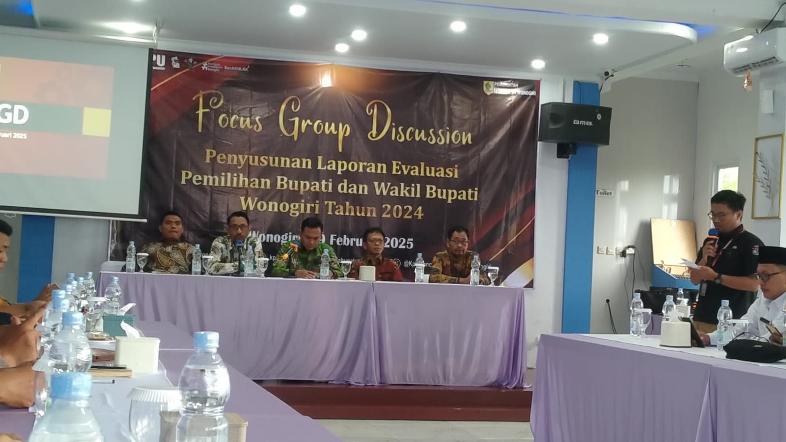 KPU Wonogiri menggelar evaluasi pelaksanaan tahapan Pilkada Serentak di Golden Resto Wonogiri, Rabu (19/2/2025).