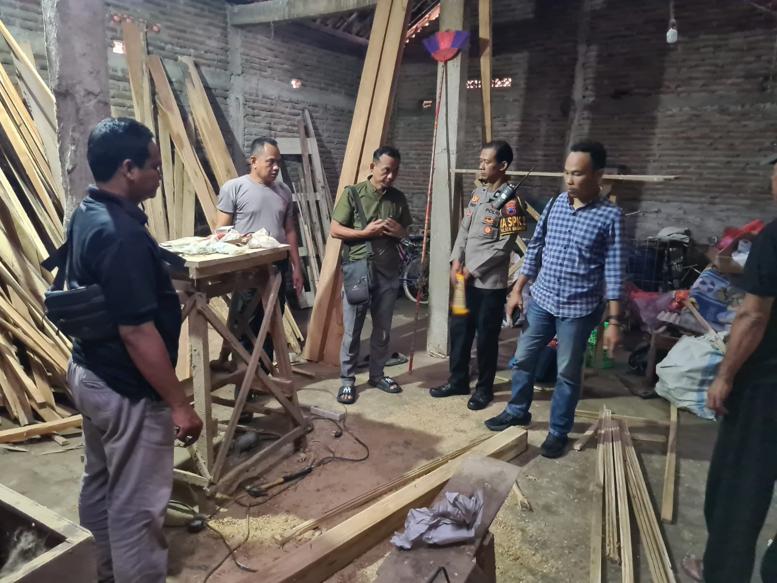 Polisi olah TKP pekerja mebel yang kesetrum di Dukuh Ngasinan Kulon, Desa Gebang, Kecamatan Masaran, Sragen, Selasa (18/2/2025).