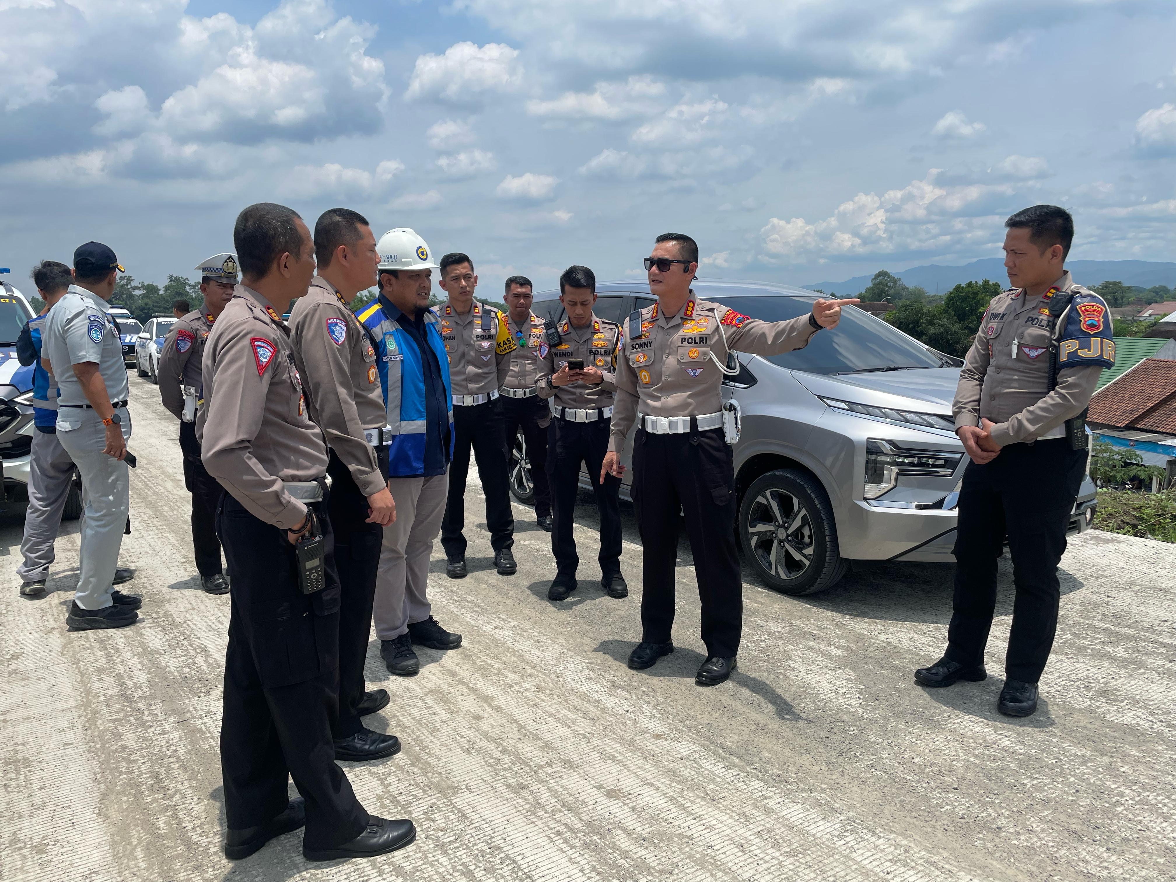 Polda Jateng saat melakukan survei Jalan Tol Solo-Jogja, Prambanan, Klaten.&nbsp;