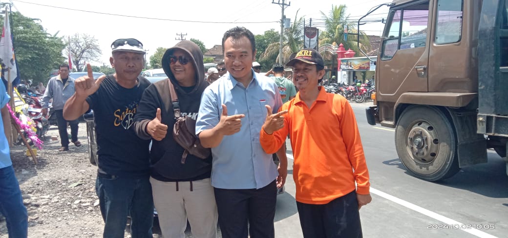 Sigit Pamungkas (dua dari kanan) bersama para pendukungnya.
