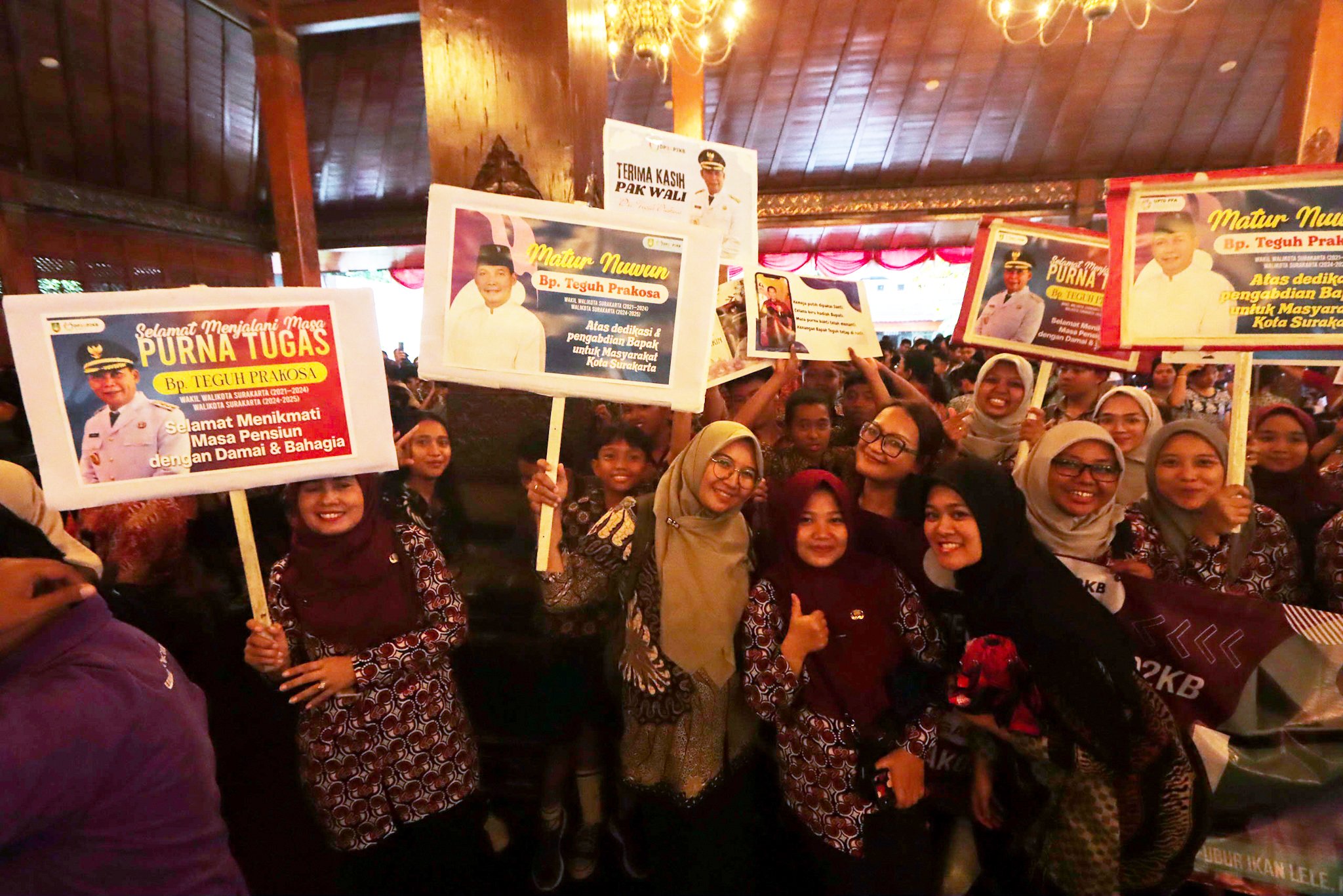MERAKYAT: Beberapa Masyarakat dan ASN membawa poster ucapan terimakasih untuk Teguh Prakosa.