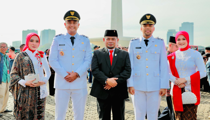 Ketua DPRD Klaten Edy Sasongko saat foto bersama dengan Bupati dan Wakil Bupati Klaten di sela-sela pelantikan di Jakarta.