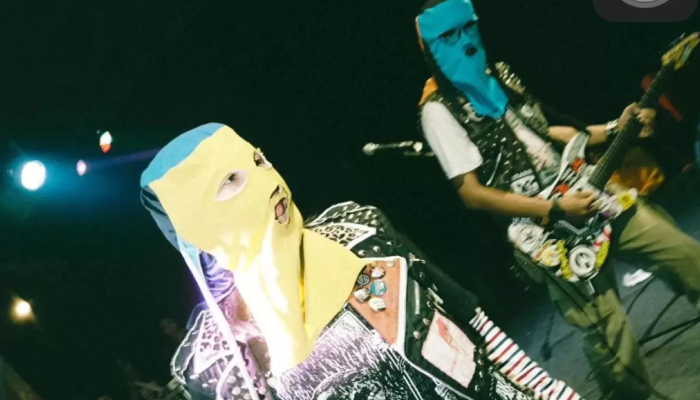 Band Sukatani saat manggung.