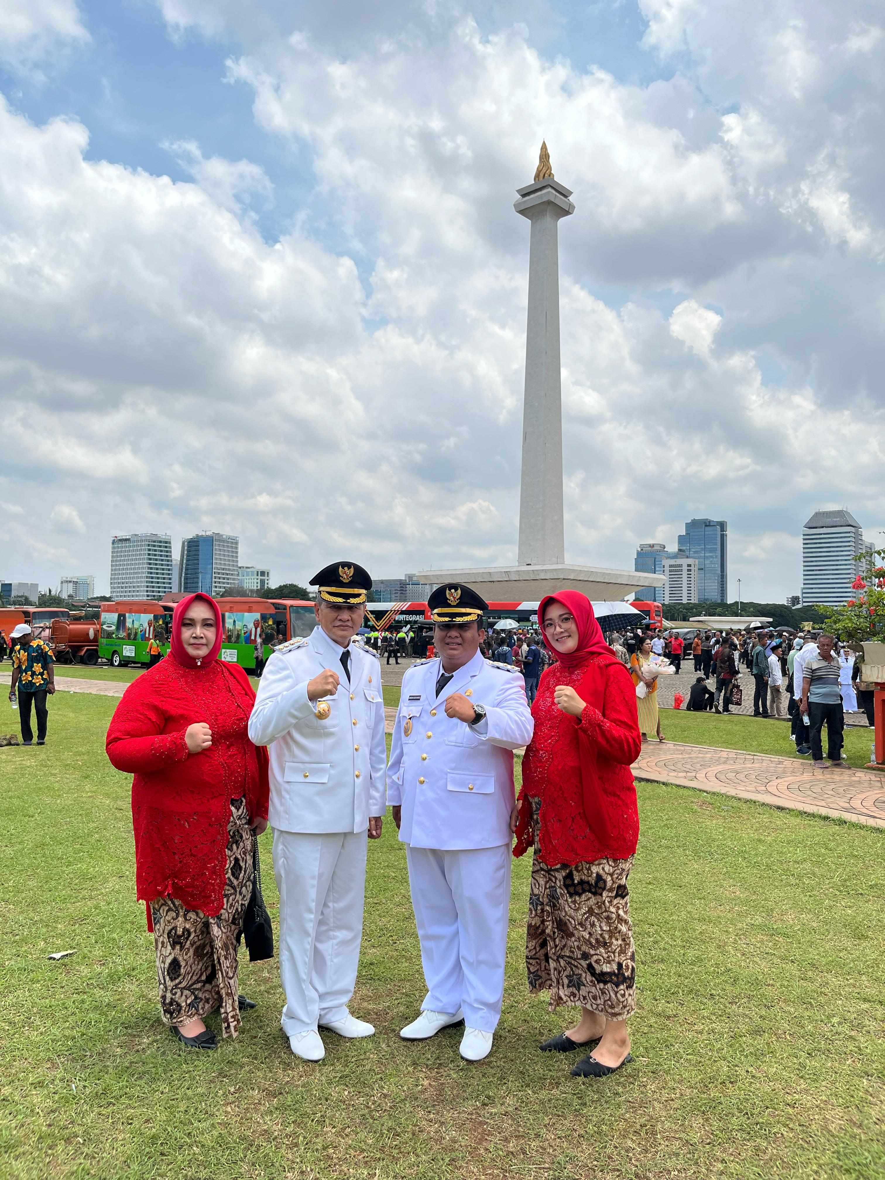 Setyo Sukarno-Imron Rizkyarno bersama istri di sela pelantikan sebagai bupati-wakil bupati Wonogiri, Kamis (20/2/2025).