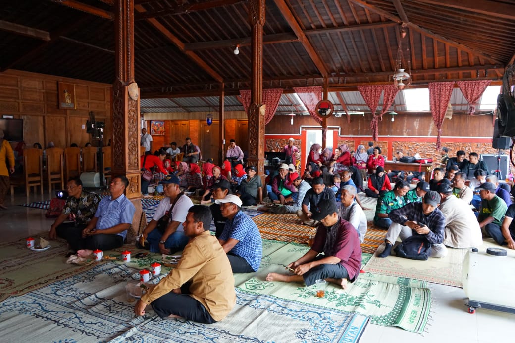 Ratusan warga Karanganyar nobar pelantikan Bupati Rober Christanto - Adhe Eliana di Joglo Dawam, Kamis (20/2/2025).