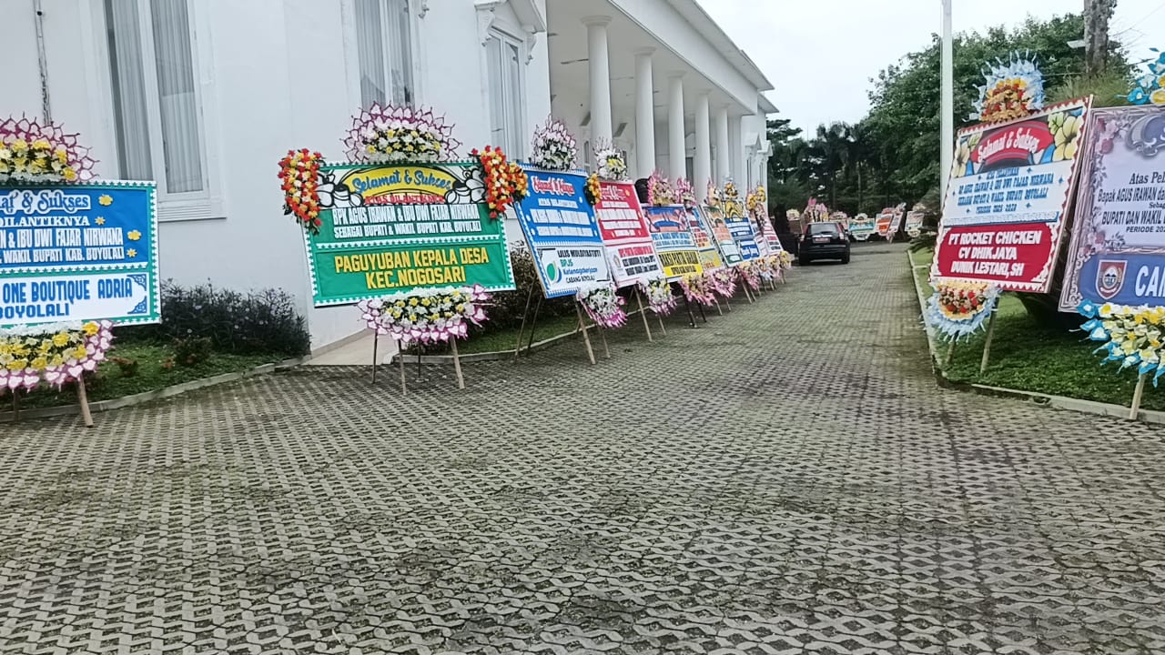 Karangan bunga ucapan selamat untuk Bupati-Wabup Boyolali Agus Irawan-Dwi Fajar Nirwana memenuhi Gedung Putih, Kamis (20/2/2025).