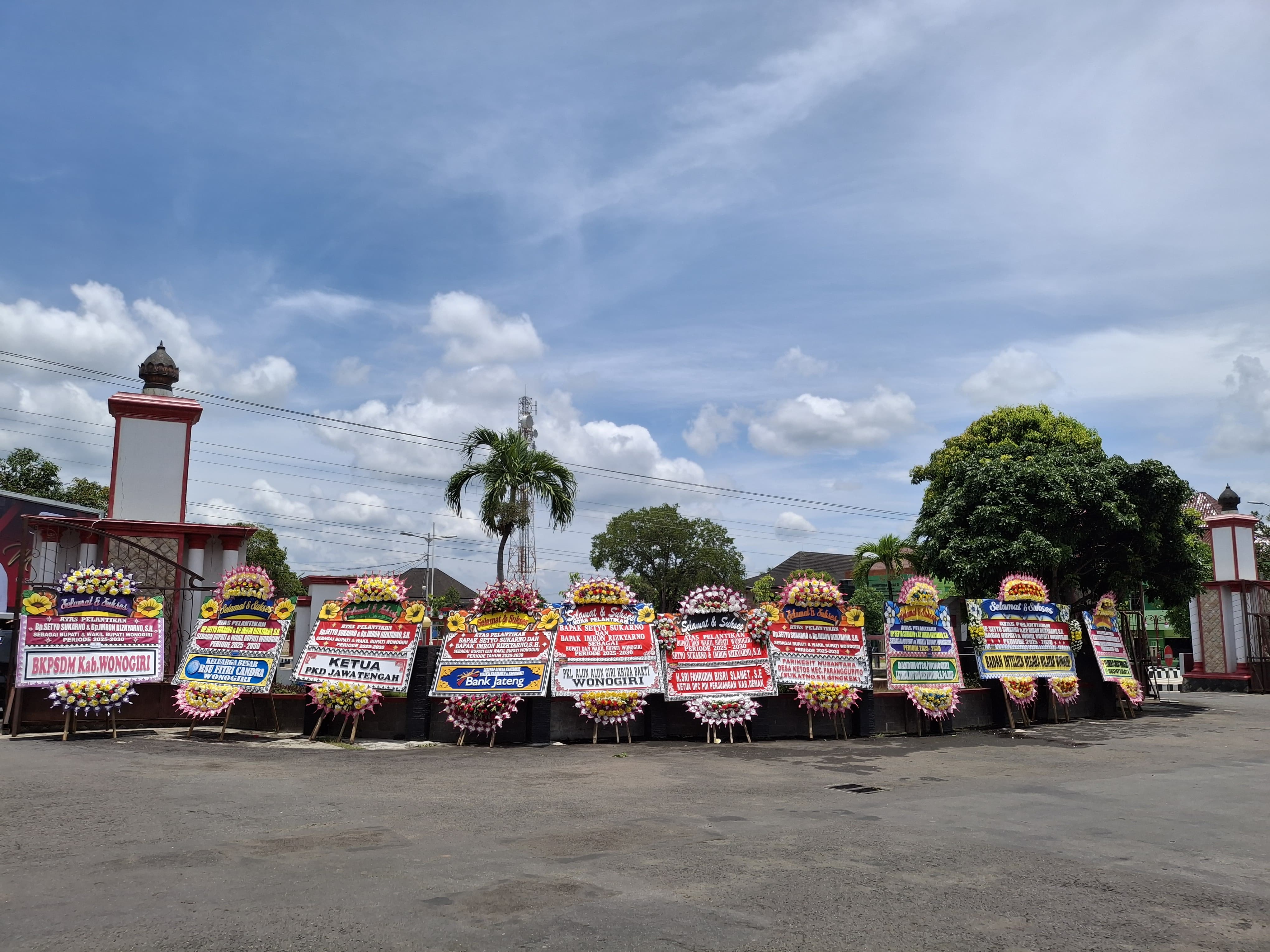 Karangan bunga ucapan selamat atas pelantikan Setyo Sukarno-Imron Rizkyarno sebagai bupati-wakil bupati Wonogiri di pendapa Rumah Dinas Bupati Wonogiri, Kamis (20/2/2025).