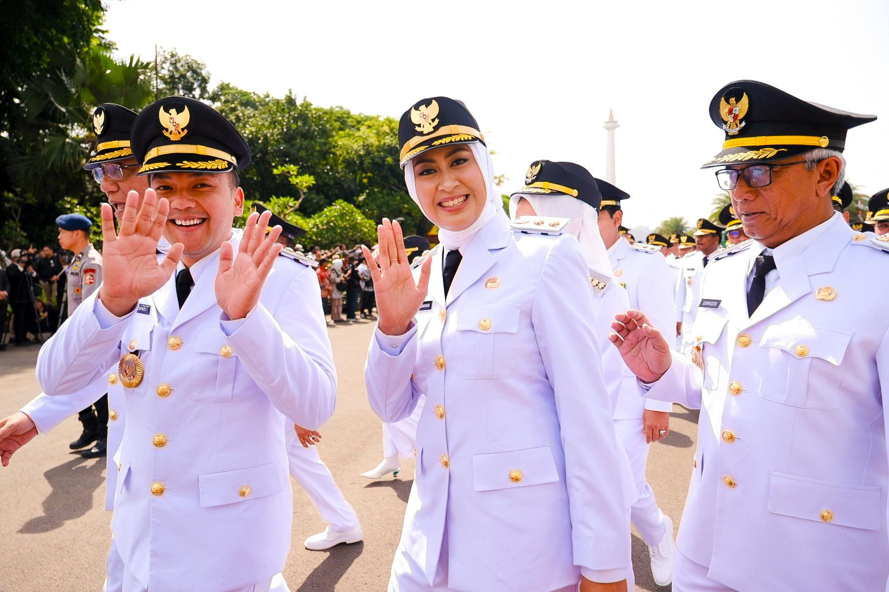 Respati Achmad Ardianto (kiri)-Astrid Widayani dilantik sebagai walikota-wakil walikota Solo di Istana Negara Jakarta, Kamis (20/2/2025).
