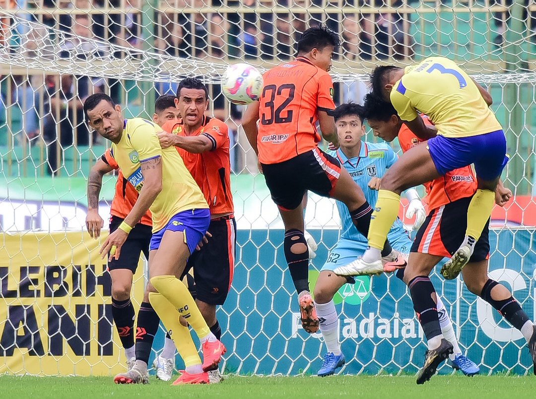 Laga Persibo Bojonegoro vs Gresik United di babak playoff degradasi Liga 2 2024/2025.