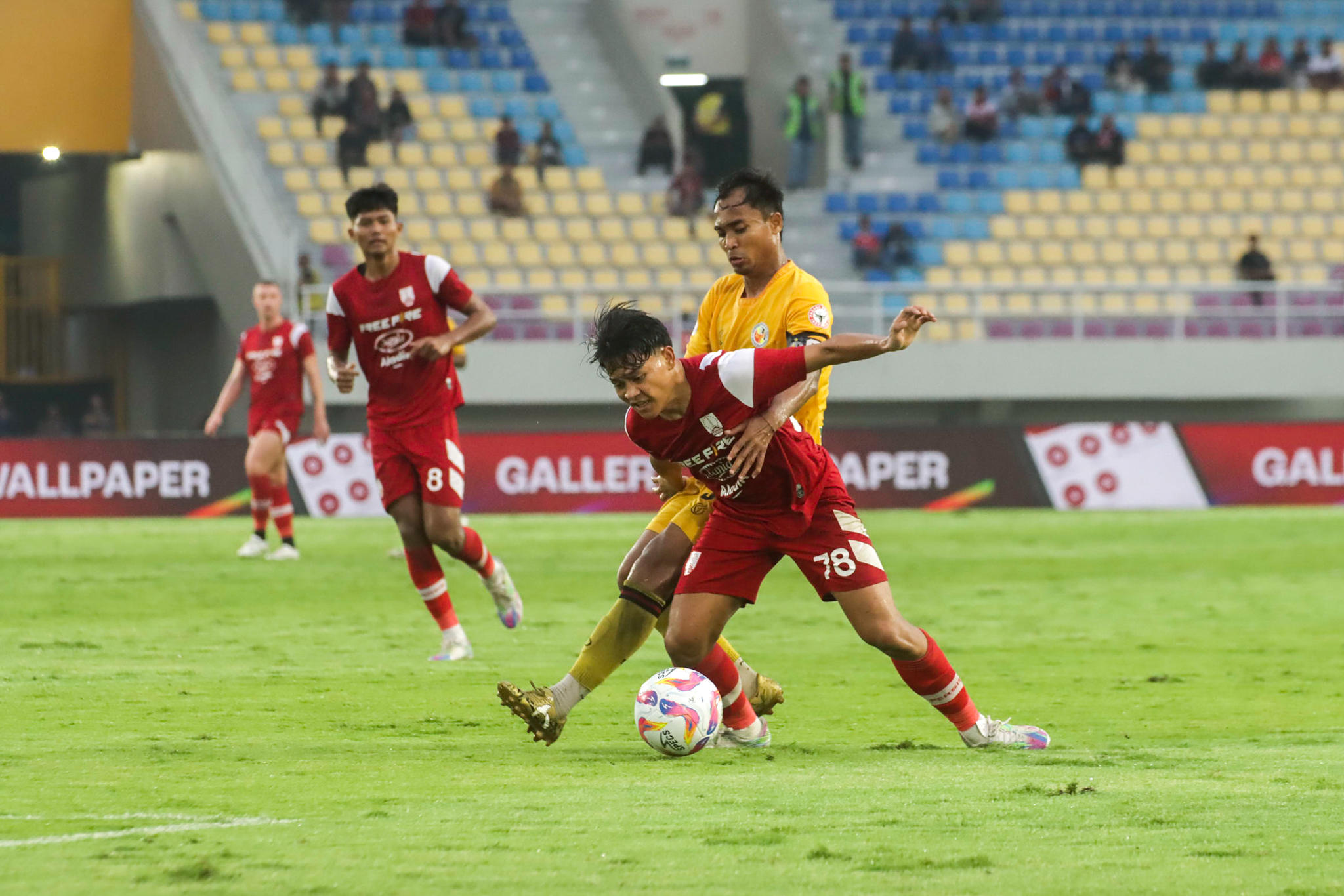 SUDAH BERGERAK: Gelandang Persis Solo Zanadin Faris dijaga ketat pemain Semen Padang di Stadion Manahan,&nbsp;Jumat (21/2).