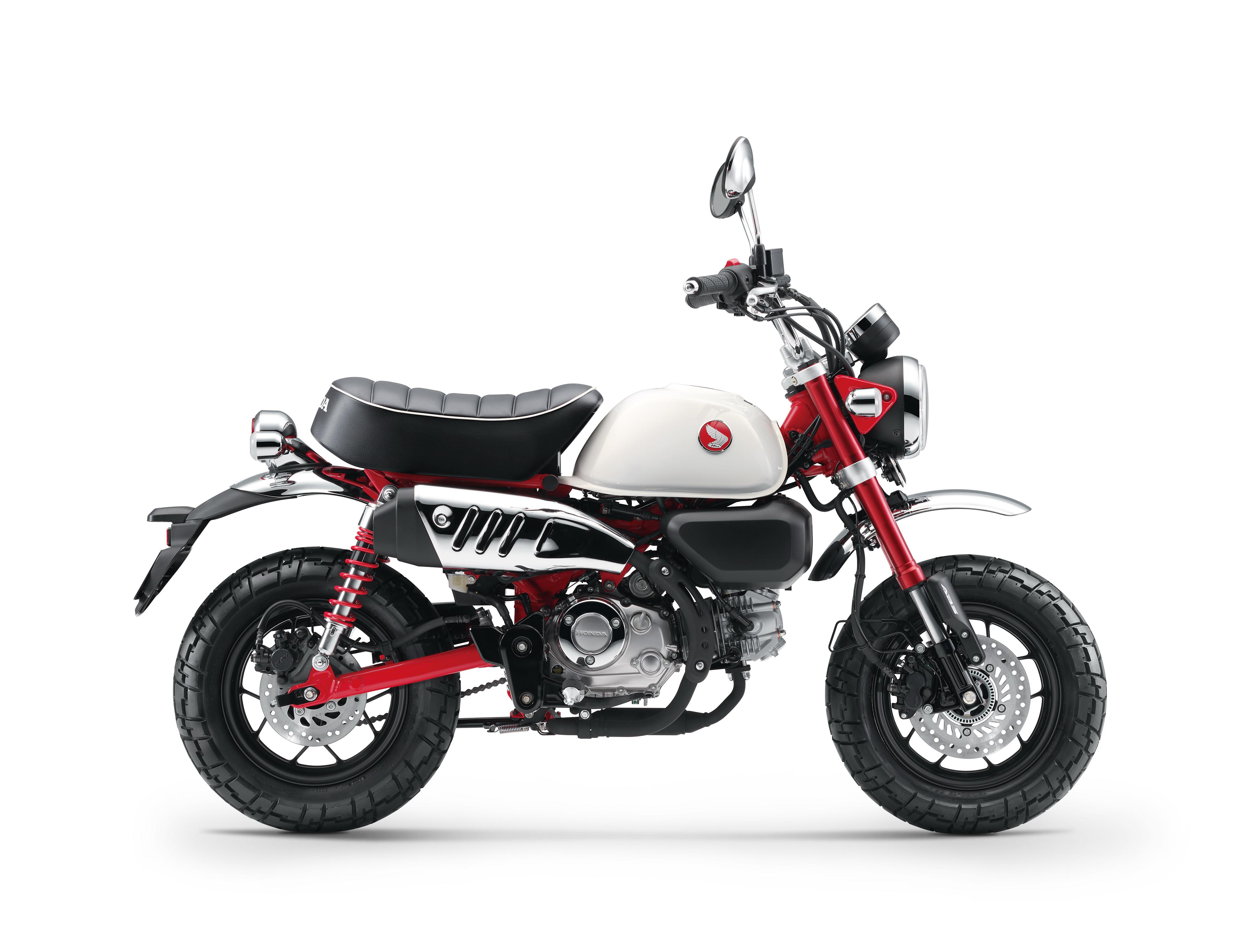 Honda Monkey tetap mempertahankan desain klasiknya dari generasi pertama dengan bodi compact yang ikonik dan lekuk desain yang menarik perhatian.