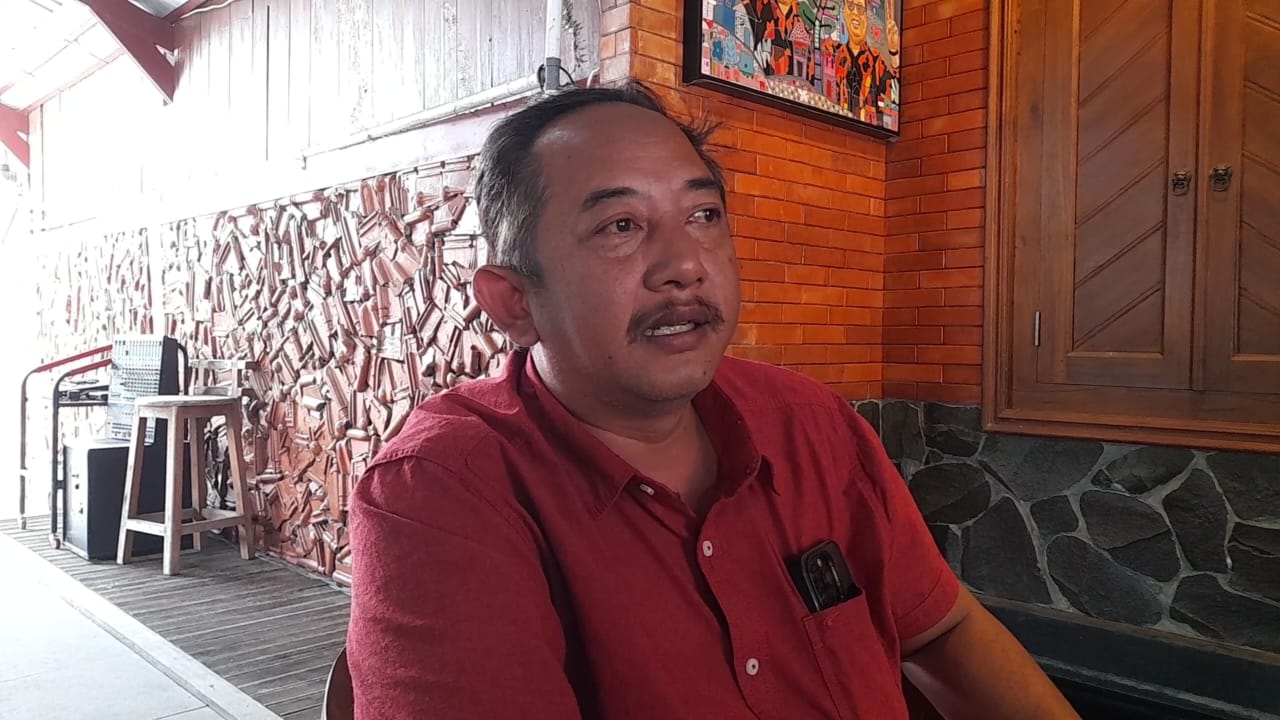 Bupati Karanganyar Rober Christanto saat memberikan keterangan kepada wartawan, Jumat (21/2/2025).
