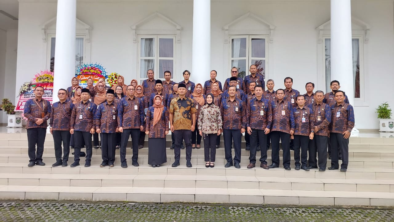 Bupati-Wabup Boyolali Agus Irawan-Dwi Fajar Nirwana (tengah) bersama jajaran pemkab setempat di Gedung Putih Boyolali, Jumat (21/2/2025).