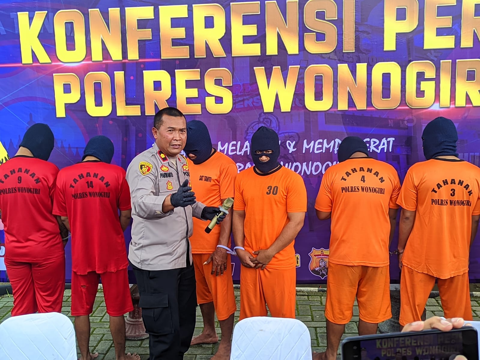 Wakapolres Wonogiri Kompol Parwanto interogasi tersangka curanmor di halaman ponpes, Jumat (21/2/2025).