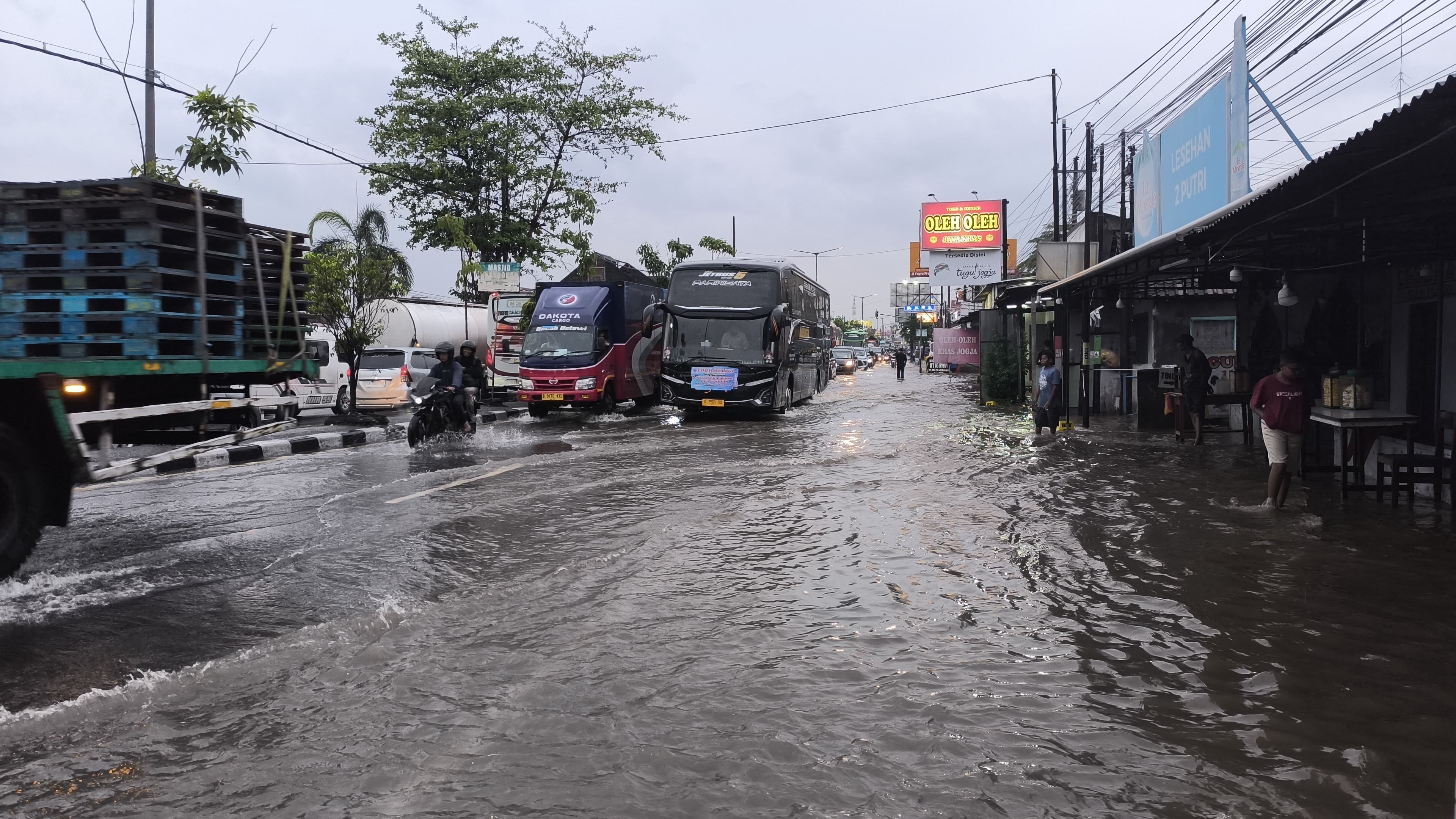 Genangan air di ruas Jalan Jogja-Solo di Desa Tlogo, Kecamatan Prambanan, Klaten