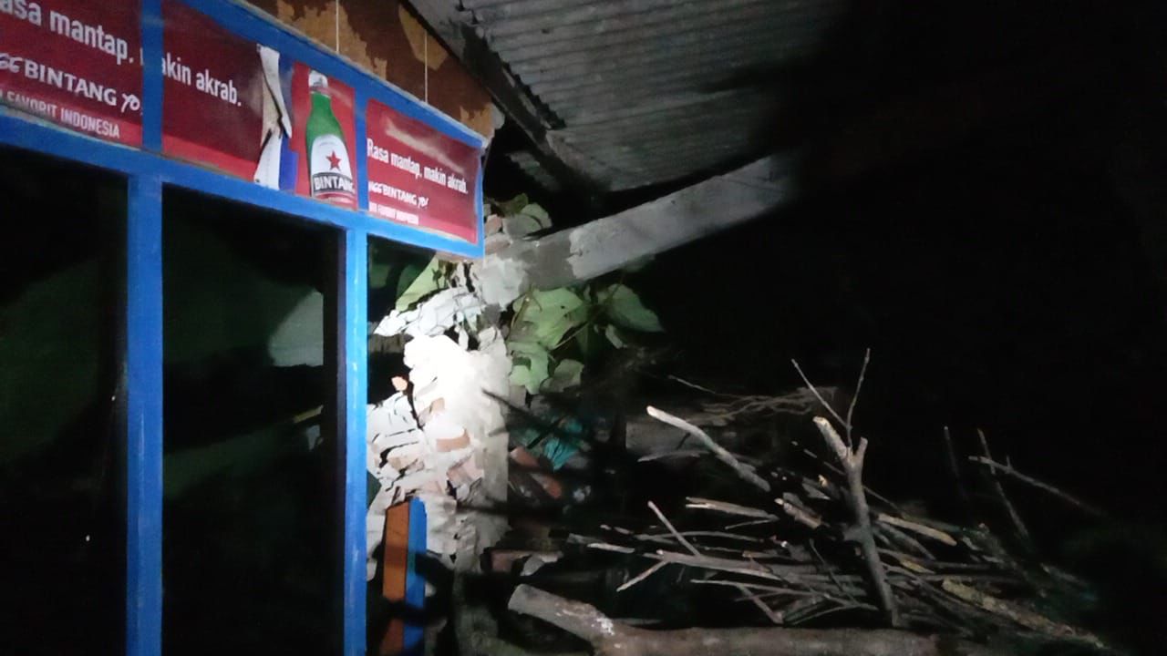 Sejumlah lokasi di Kecamatan Cepogo-Selo terdampak longsor. Termasuk menutup total jalur Solo-Selo-Borobudur (SSB).