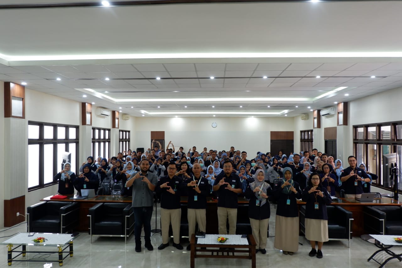 Pelaksana Tugas (Plt) Direktur Utama RS Soeradji Tirtonegro Klaten Dr. dr. Sholahuddin Rhatomy, Sp.OT (K) Hip & Knee bersama jajarannya.&nbsp;