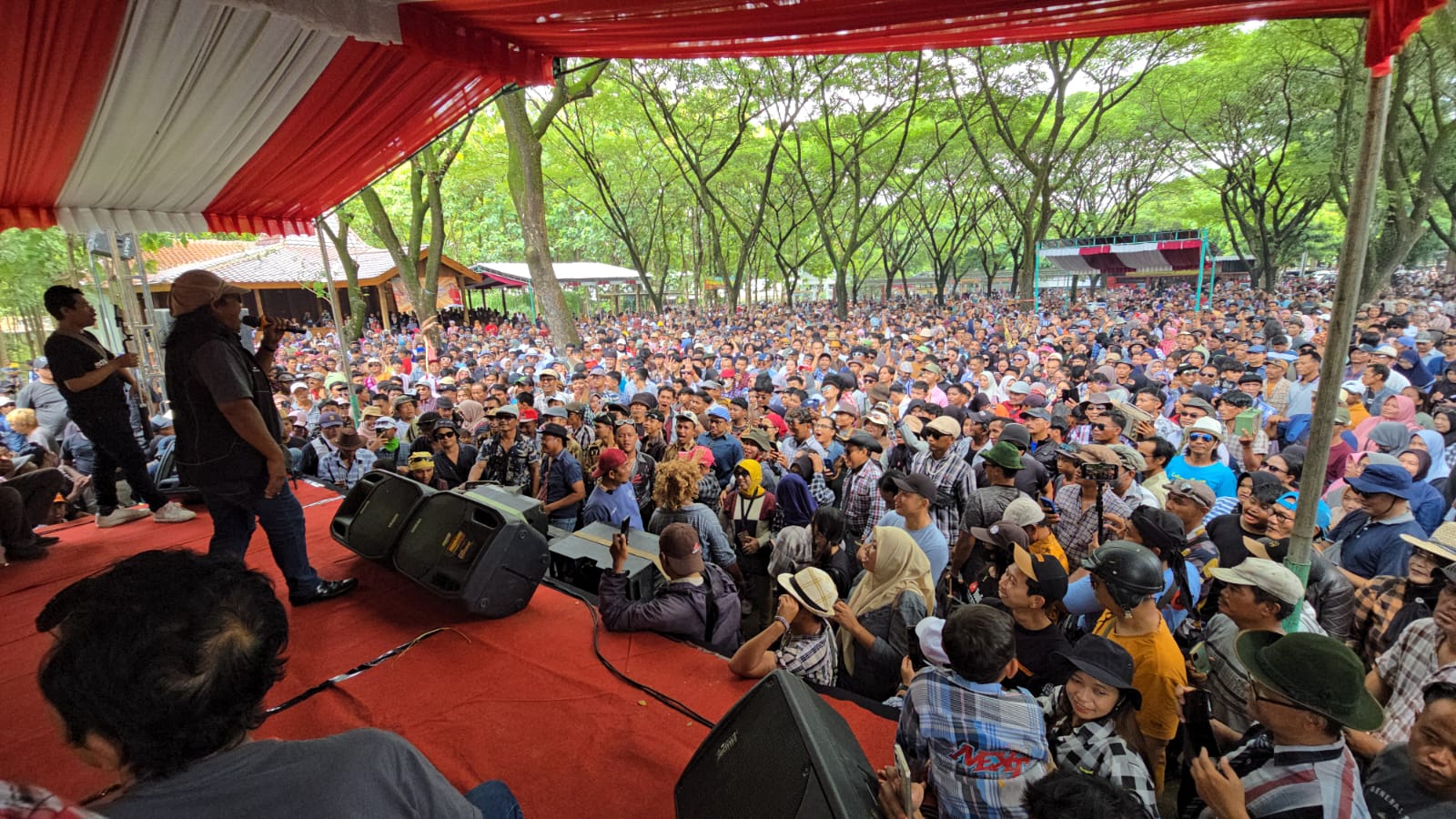 Massa membeludak di Ndayu Park Sragen. Mereka menikmati penampilan OM Lorenza yang sedang nge-tren.