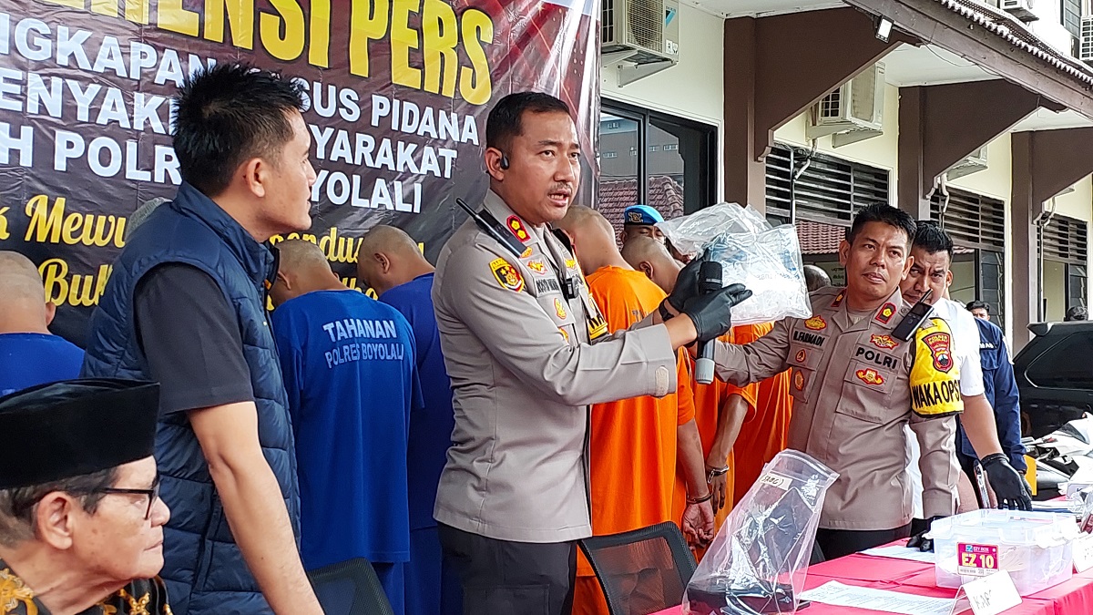 Kapolres Boyolali AKBP Rosyid Hartanto tunjukkan barang bukti sabu-sabu yang akan dipecah dalam paket hemat.
