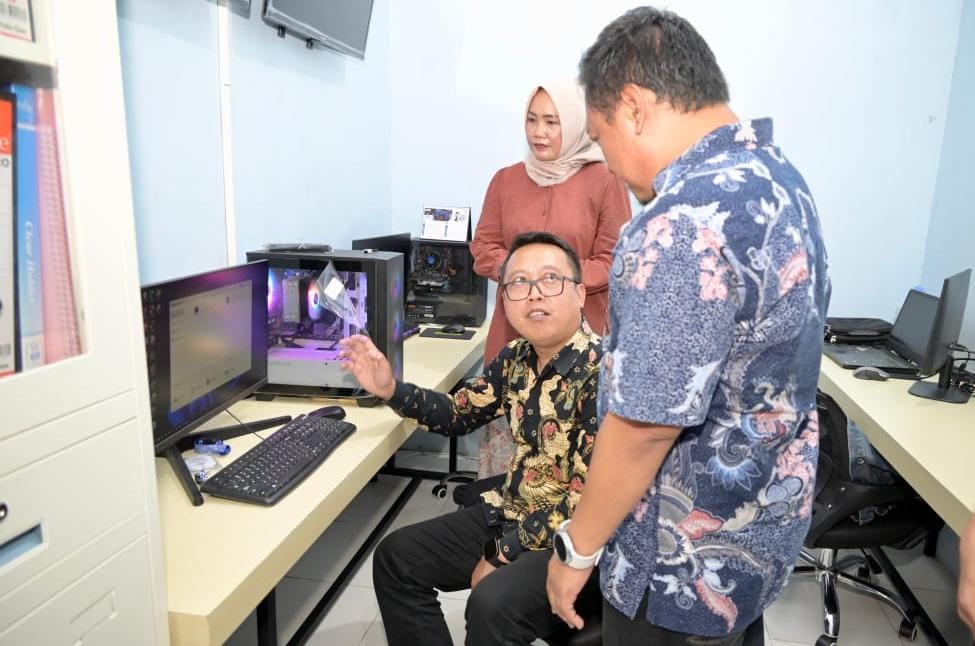 Wakil Bupati Karanganyar Adhe Eliana aktif berkomunikasi dengan masyarakat.