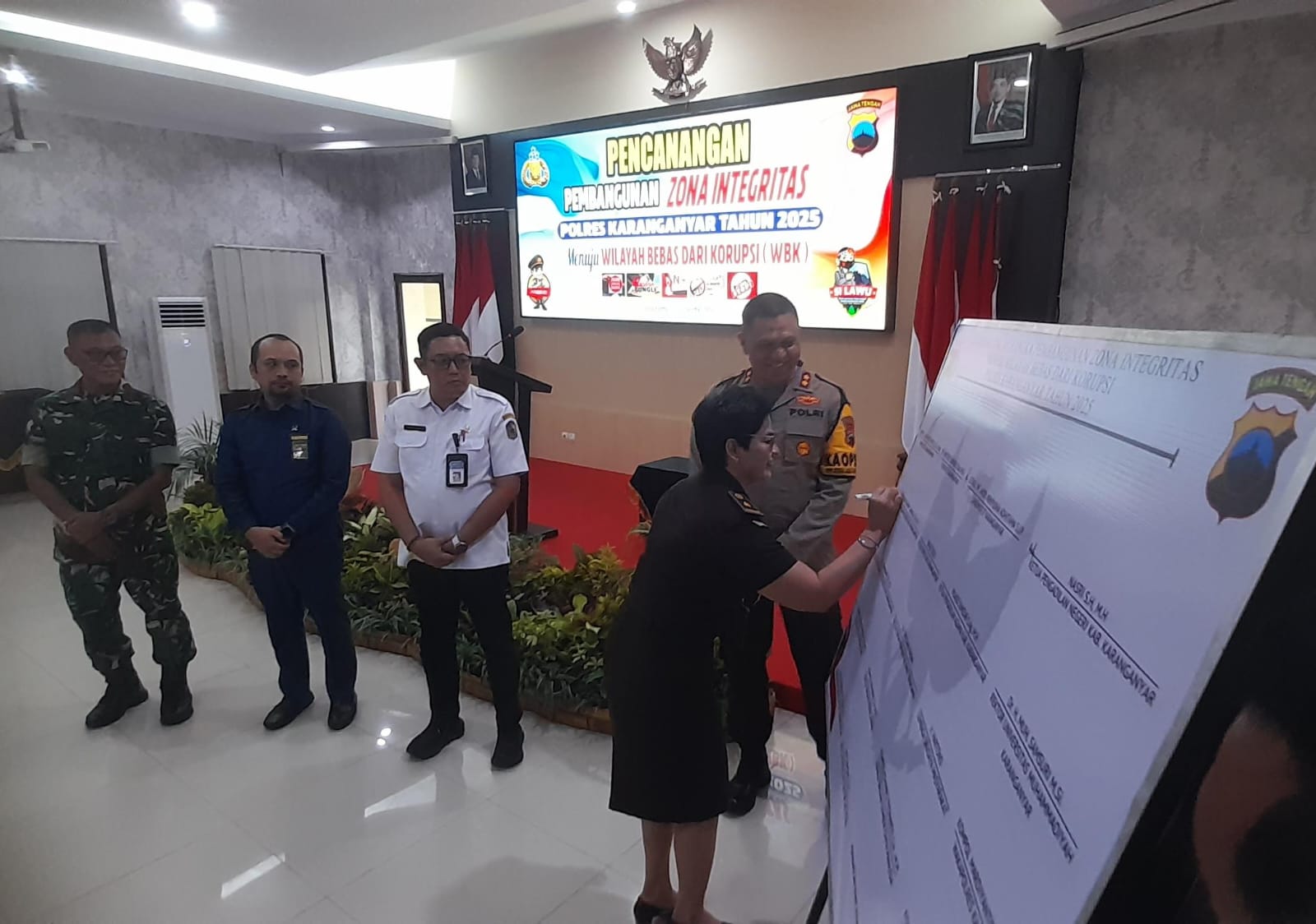 Pencanangan pembangunan zona integritas Polres Karanganyar menuwju wilayah bebas dari korupsi belum lama ini.