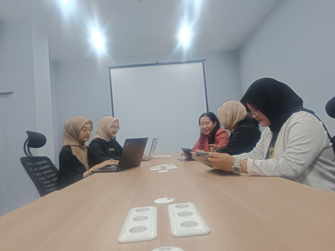 FLEKSIBEL: Klien Genius Idea ngantor di cabang Solo, belum lama ini.