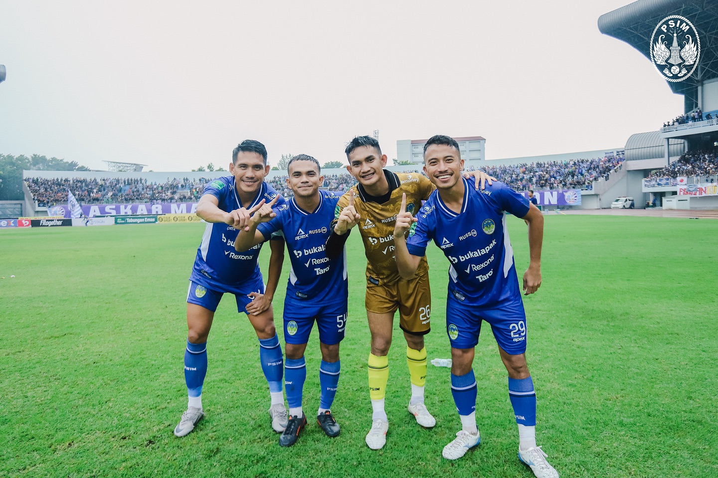 EUFORIA: Kiper PSIM Jogja Harlan Suardi (dua dari kanan) bersama rekannya usai timnya memastikan diri pomosi ke Liga 1.