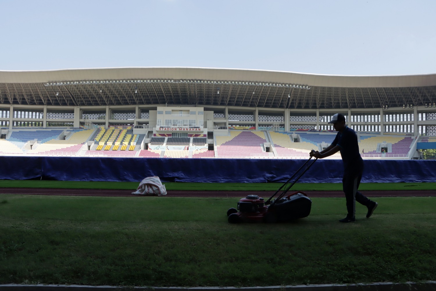 BERKALA: Perawatan rumput Stadion Manahan, belum lama ini.